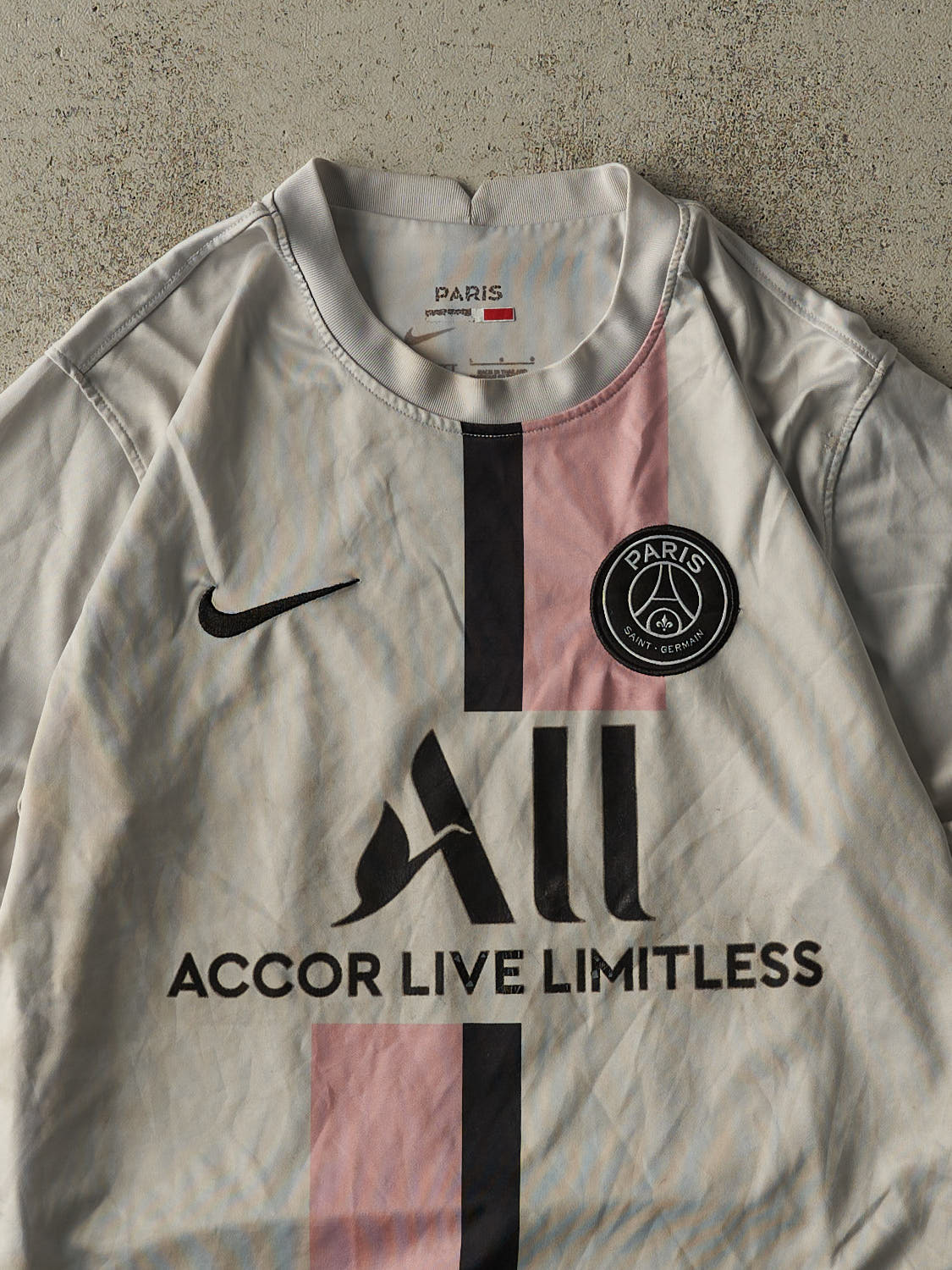 Vintage Y2K White Paris Saint Germain Lionel Messi Soccer Jersey (M/L)