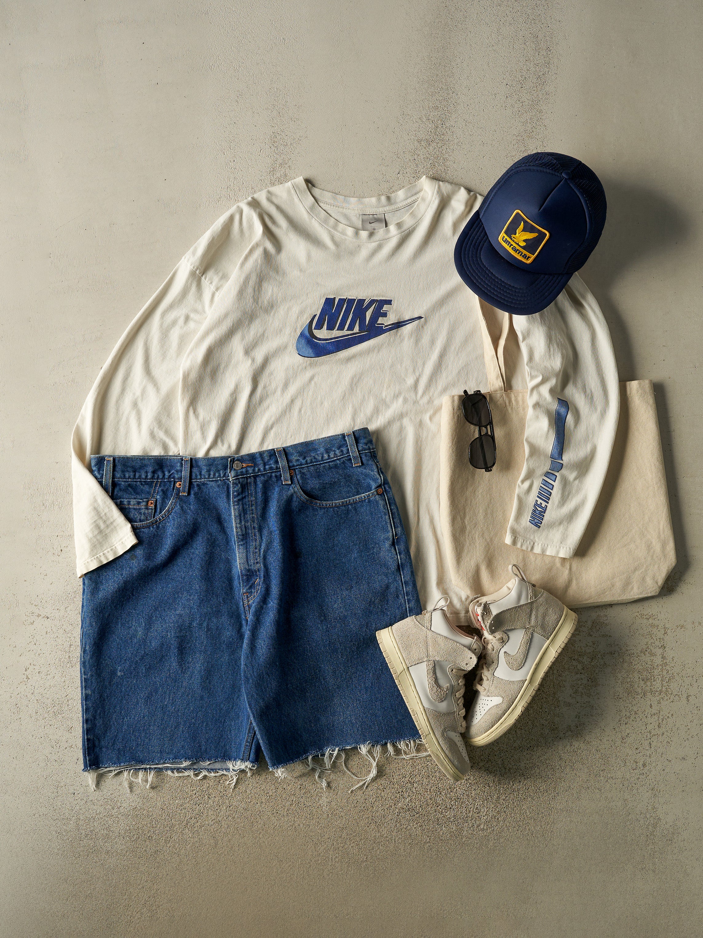 Vintage Y2K White Nike Long Sleeve (XL/XXL)