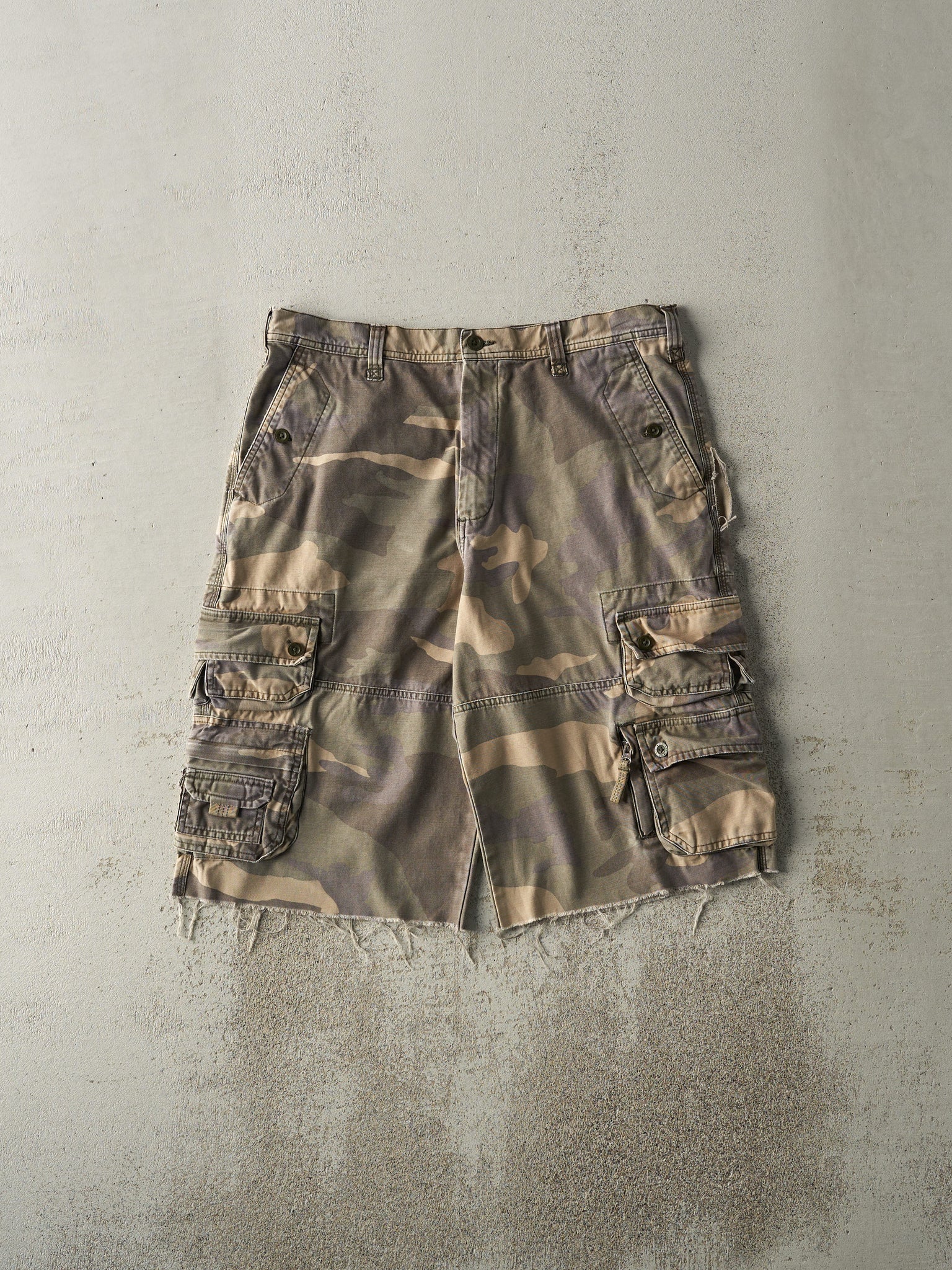 Vintage Y2K Camo Old Navy Cut Off Cargo Shorts (34x13.5)