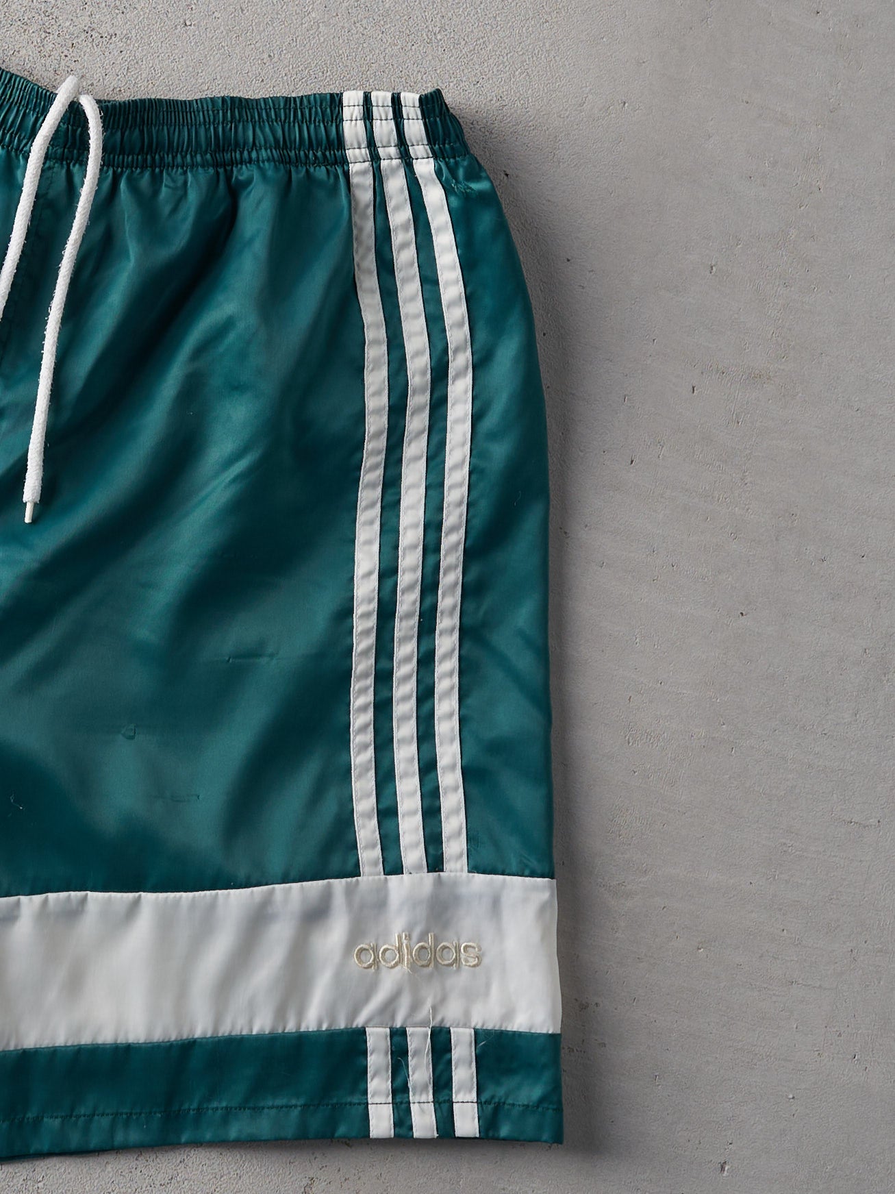 Vintage 80s Green and White Adidas Athletic Shorts (33x6)
