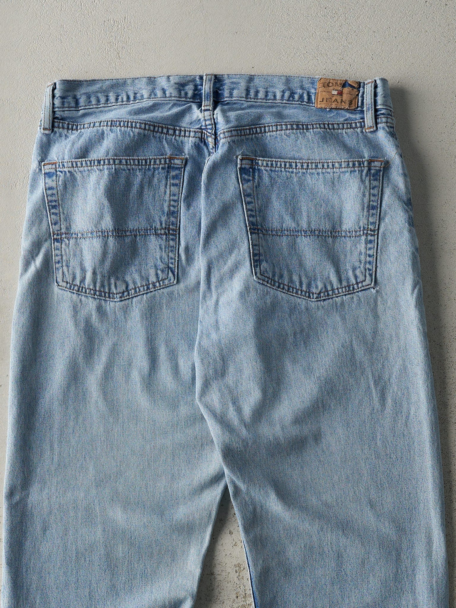 Vintage Y2K Light Wash Tommy Hilfiger Jeans (34x29.5)