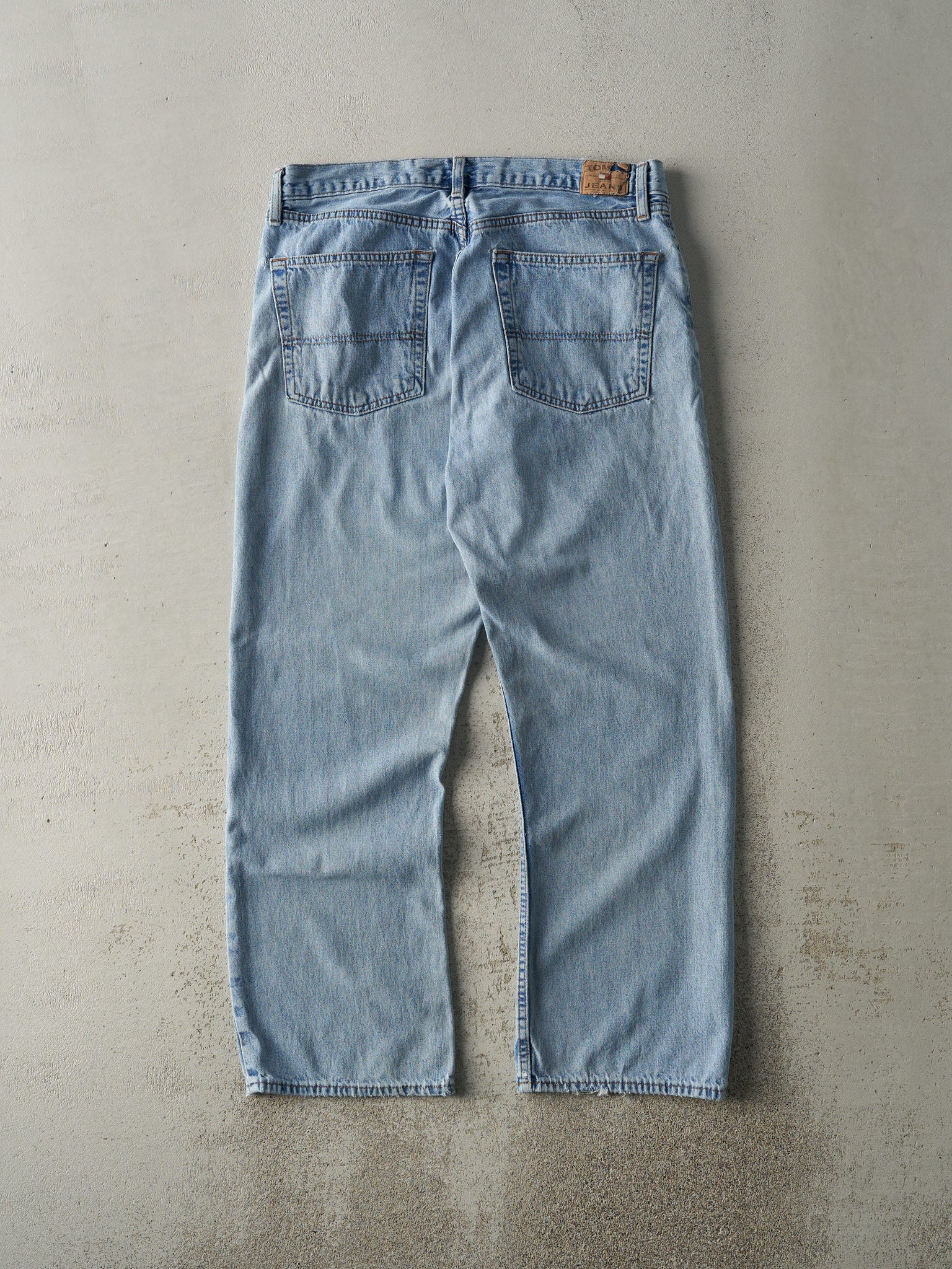 Vintage Y2K Light Wash Tommy Hilfiger Jeans (34x29.5)