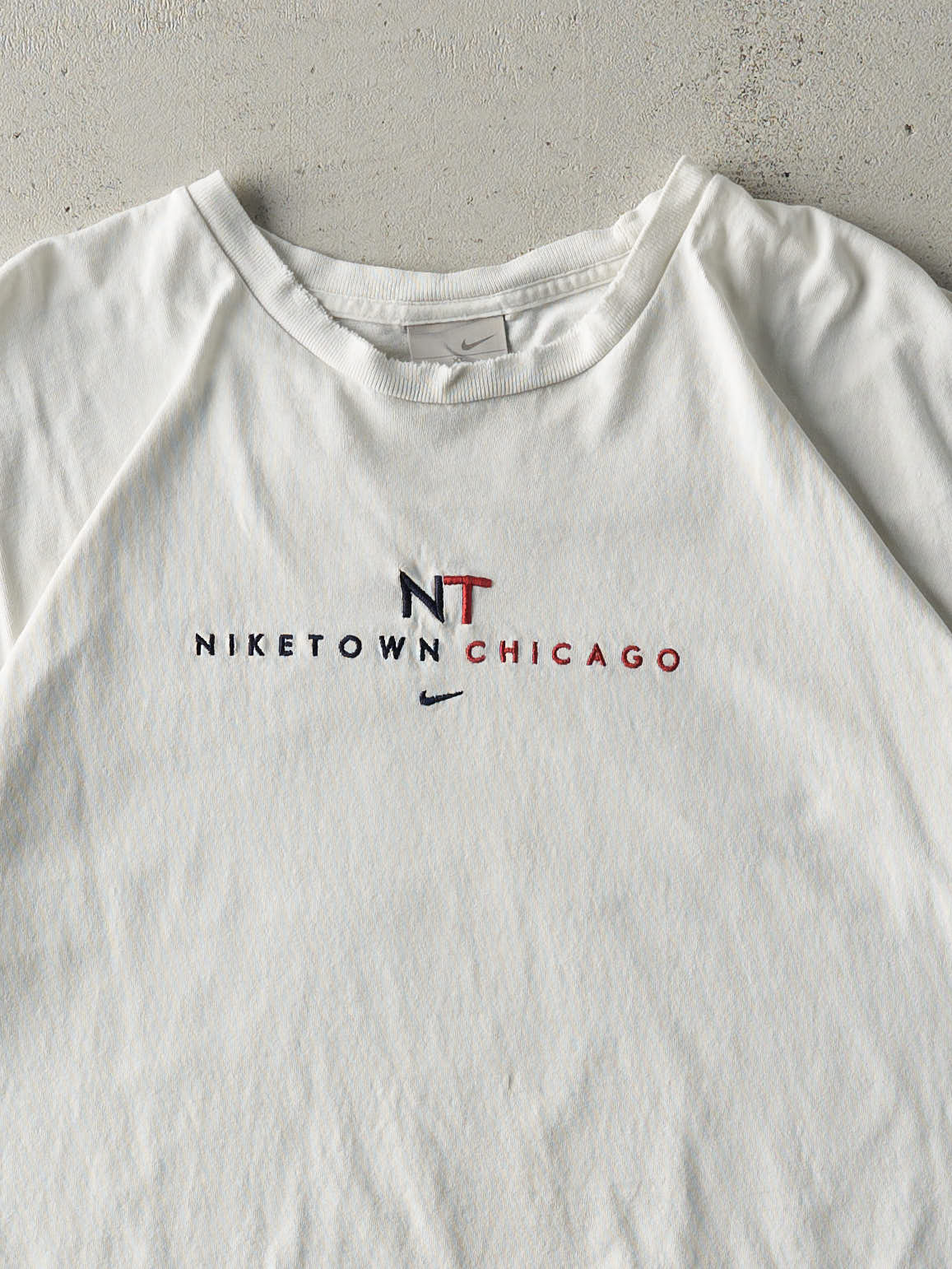 Vintage Y2K White Niketown Chicago Embroidered Tee (L)