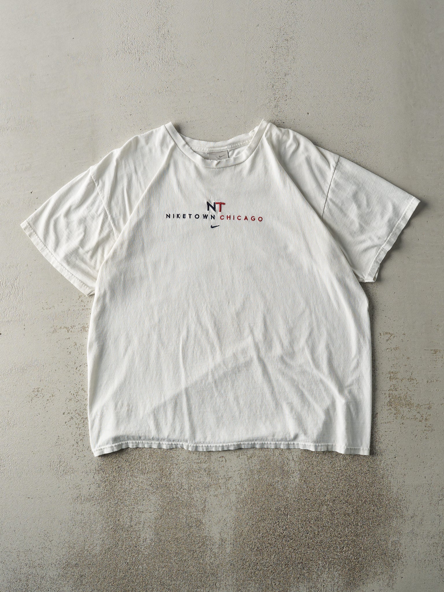 Vintage Y2K White Niketown Chicago Embroidered Tee (L)