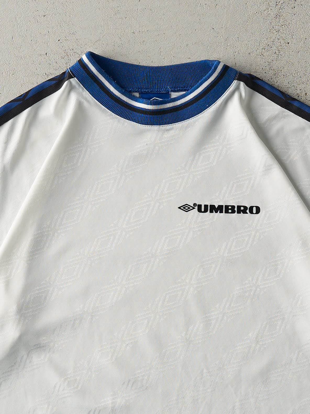 Vintage 90s White & Blue Umbro Soccer Jersey (XL)