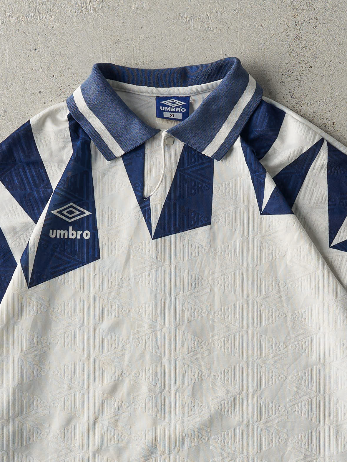 Vintage 90s White & Navy Blue Umbro Soccer Jersey (L)