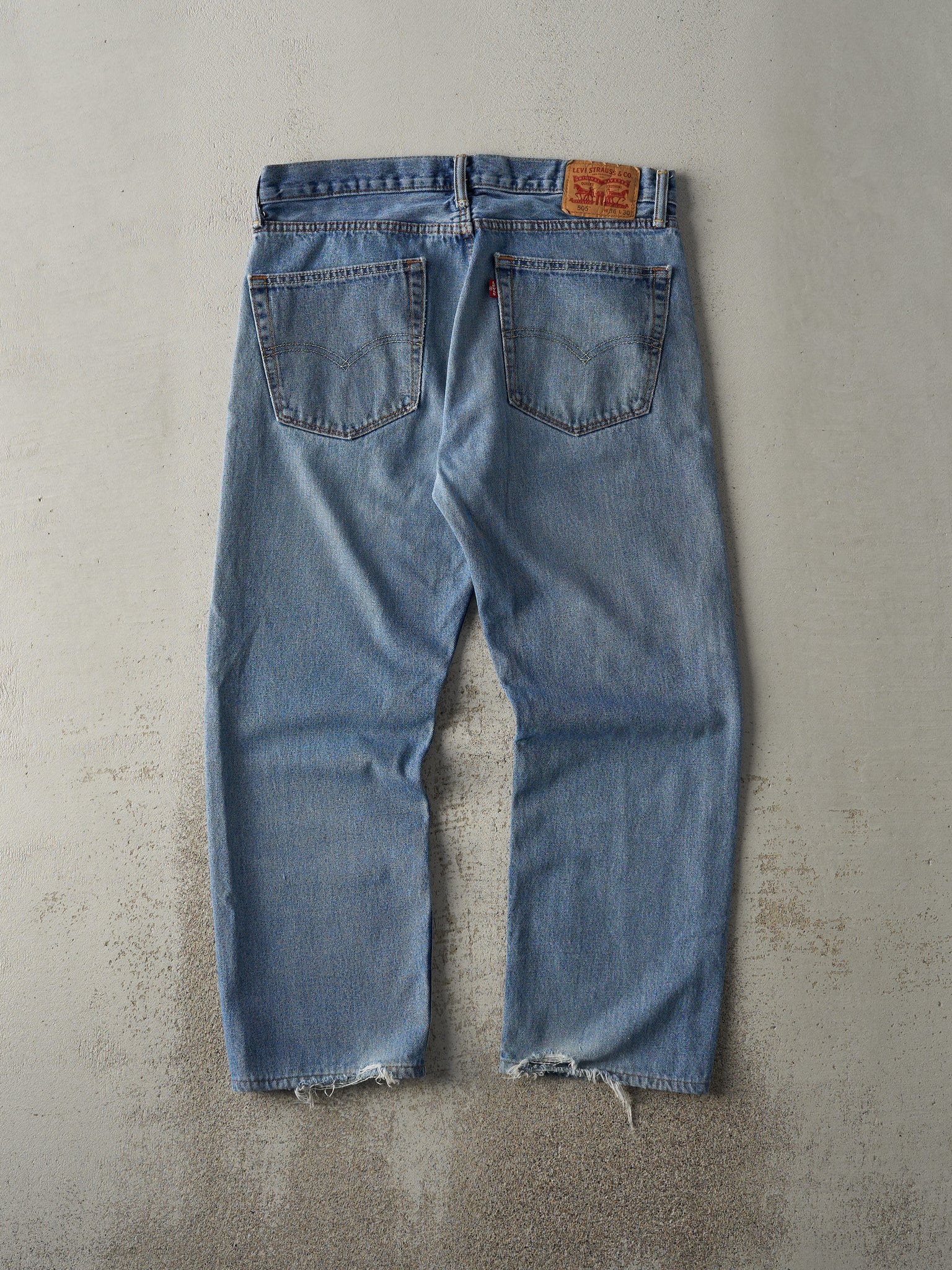 Vintage Y2K Light Wash Levi's 505 Jeans (37x28)