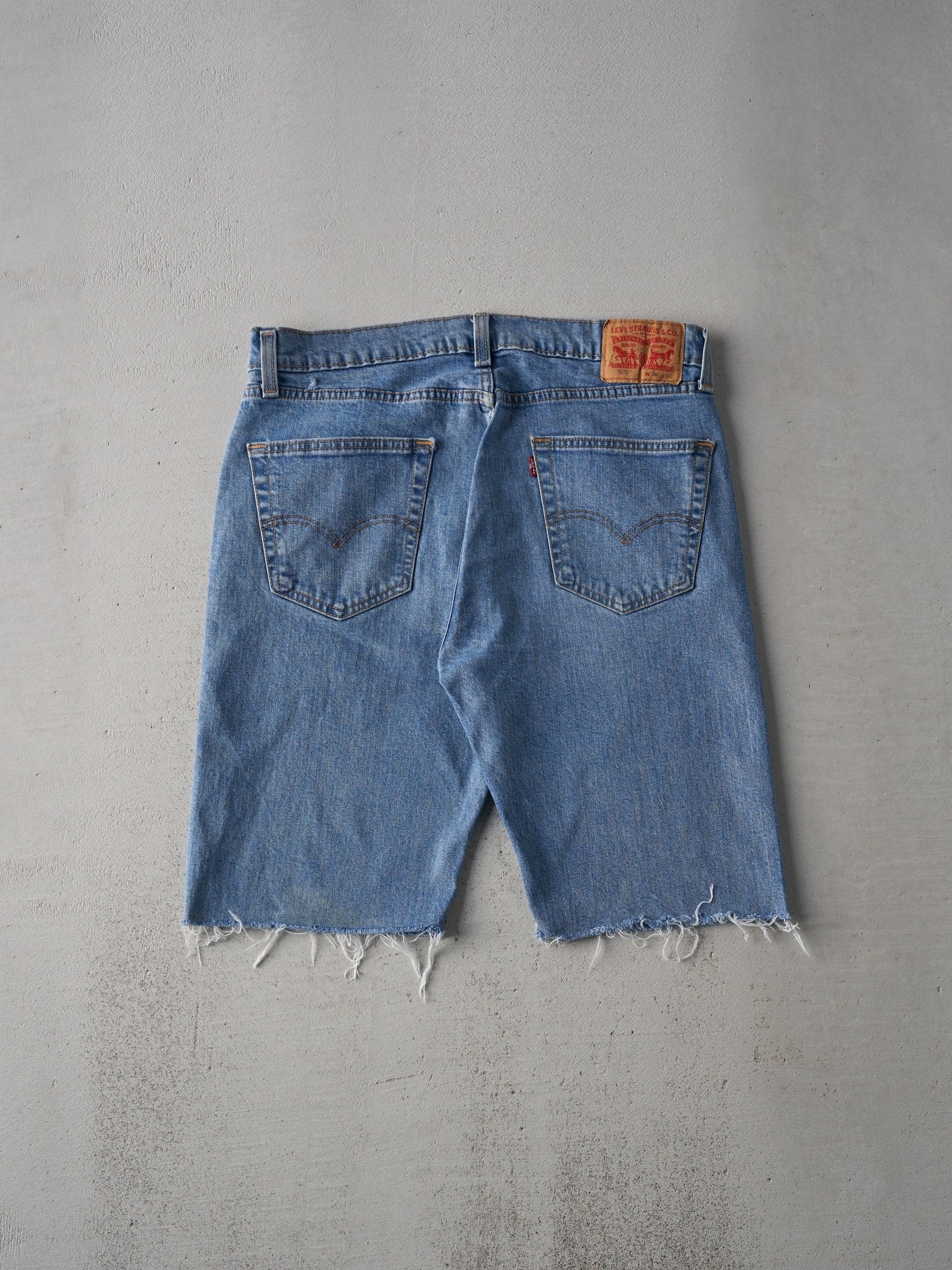 Vintage Y2K Mid Wash Levi's 505 Cut Off Denim Shorts (34x10)