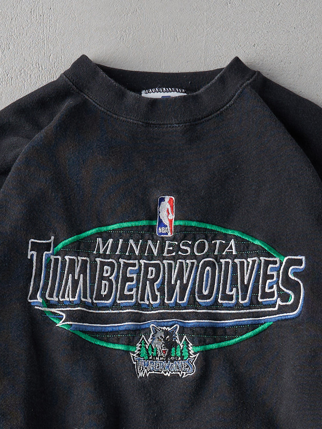 Vintage 90s Black Minnesota Timberwolves Embroidered Crewneck (L)