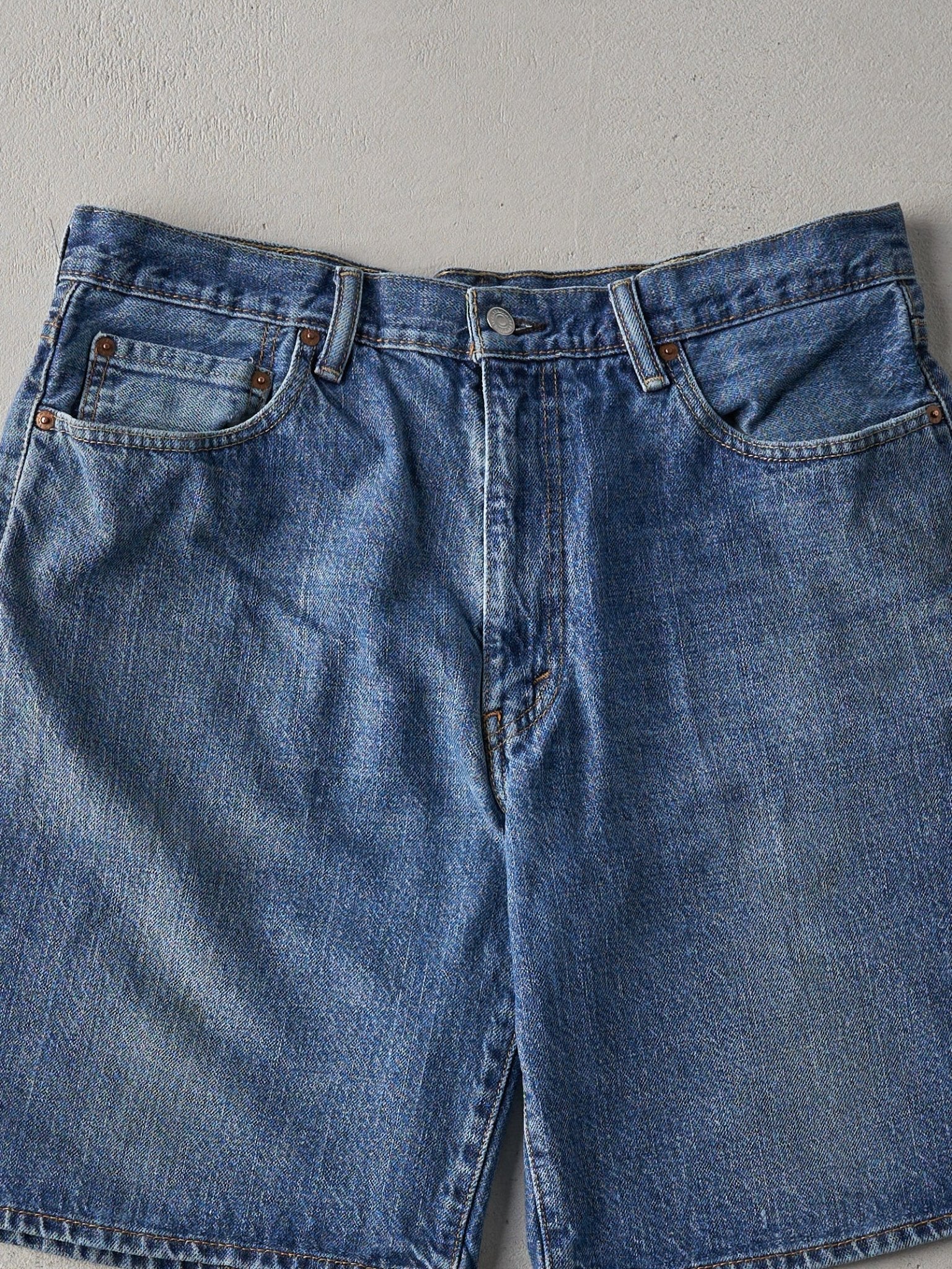 Vintage Y2K Light Wash Levi's 550 Shorts (36x9.5)