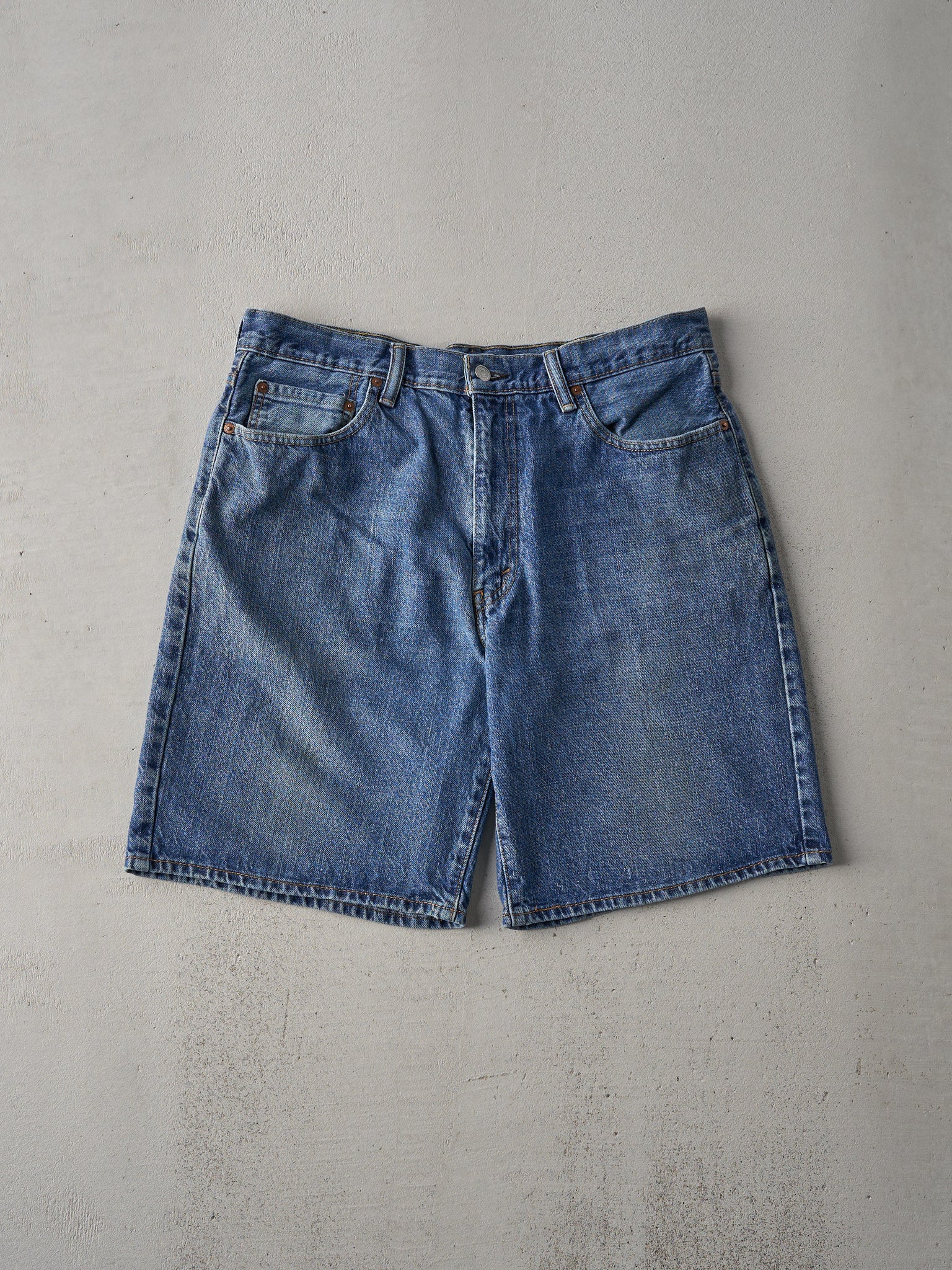 Vintage Y2K Light Wash Levi's 550 Shorts (36x9.5)