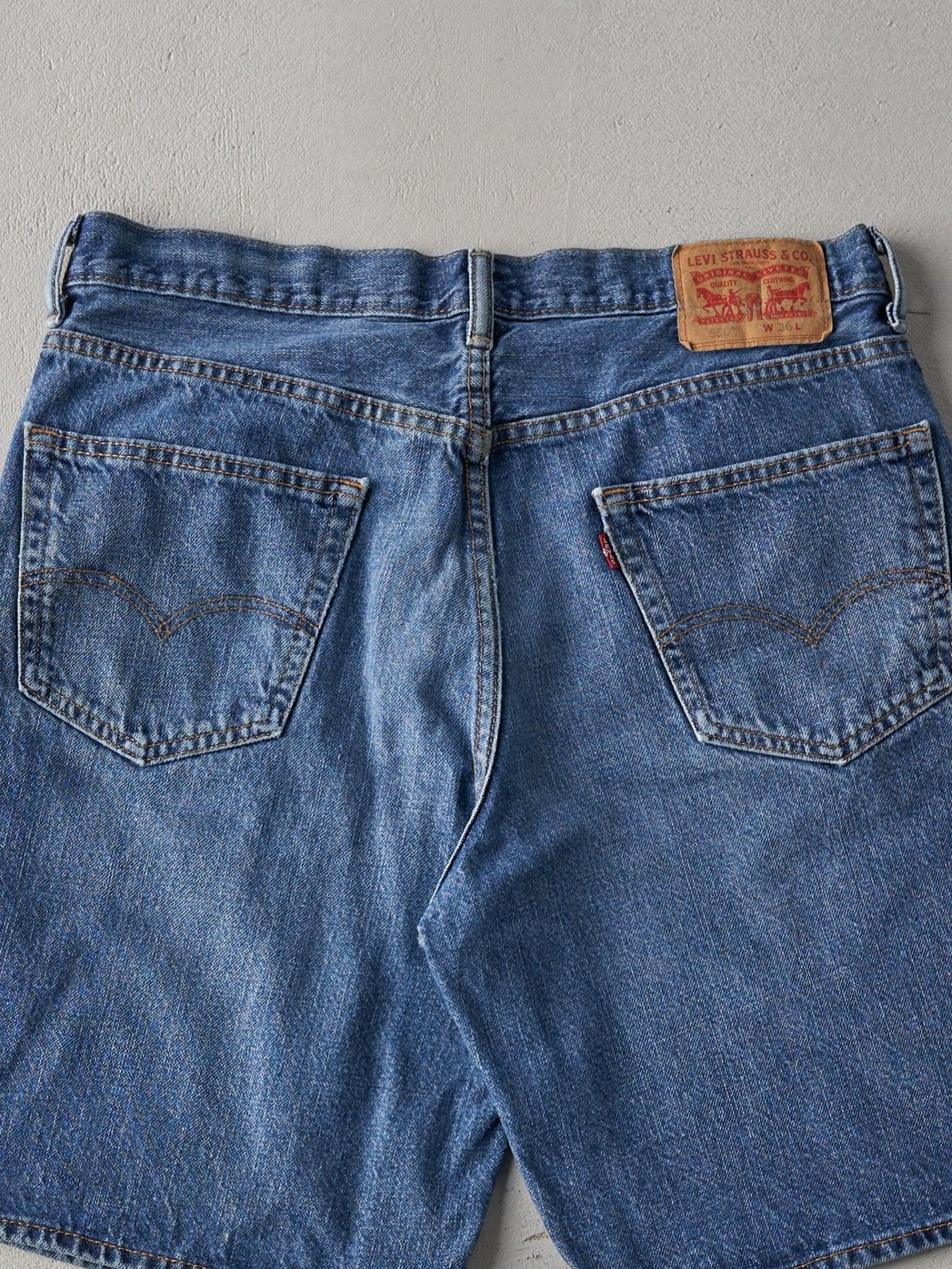 Vintage Y2K Light Wash Levi's 550 Shorts (36x9.5)
