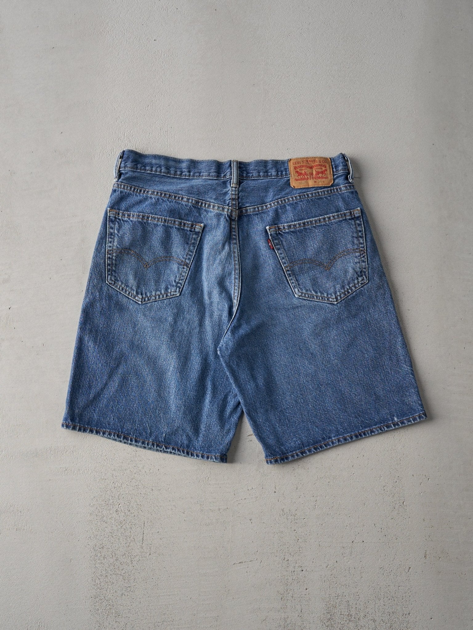 Vintage Y2K Light Wash Levi's 550 Shorts (36x9.5)