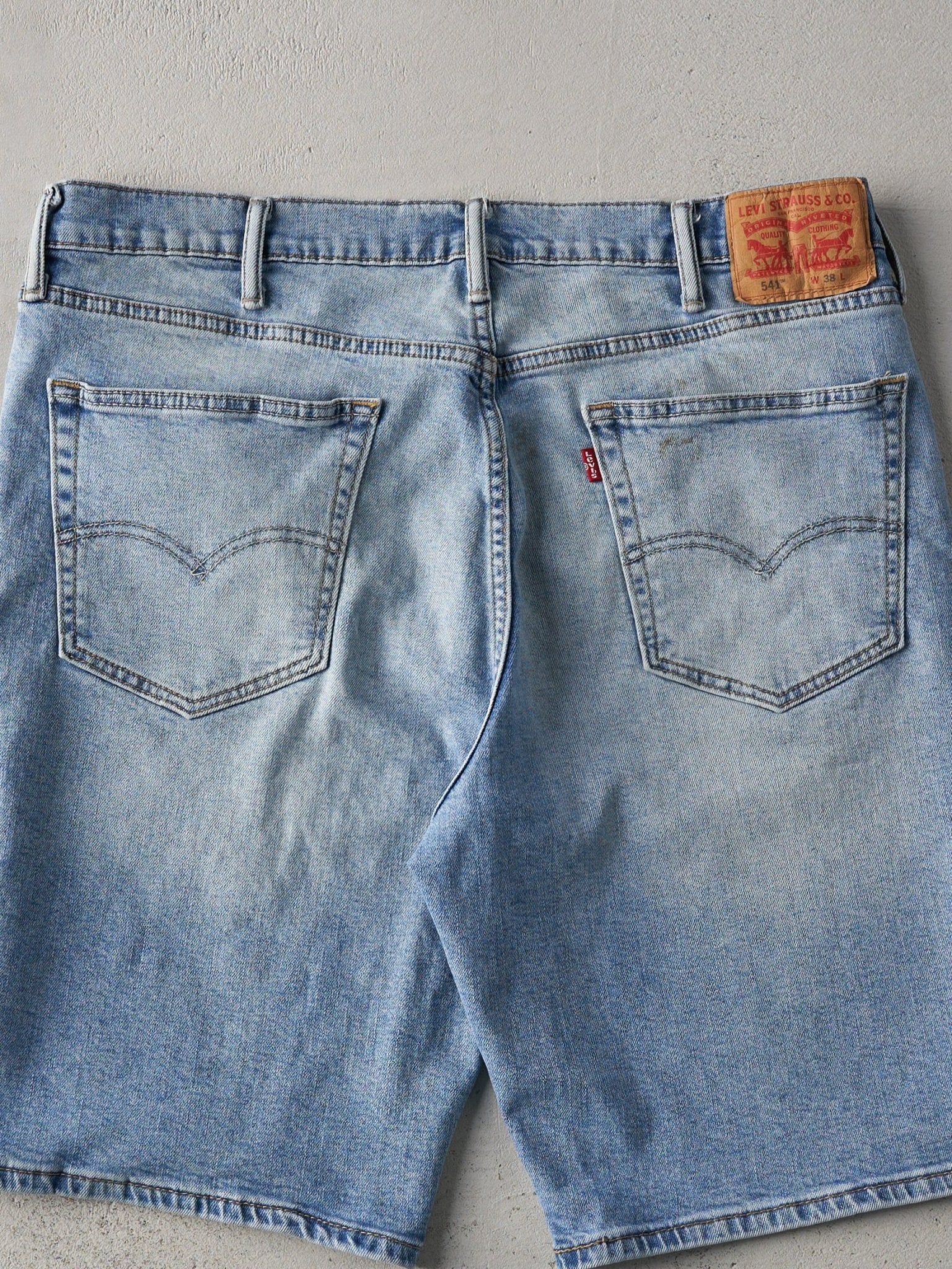 Vintage Light Wash Levi's 541 Jean Shorts (38x10)