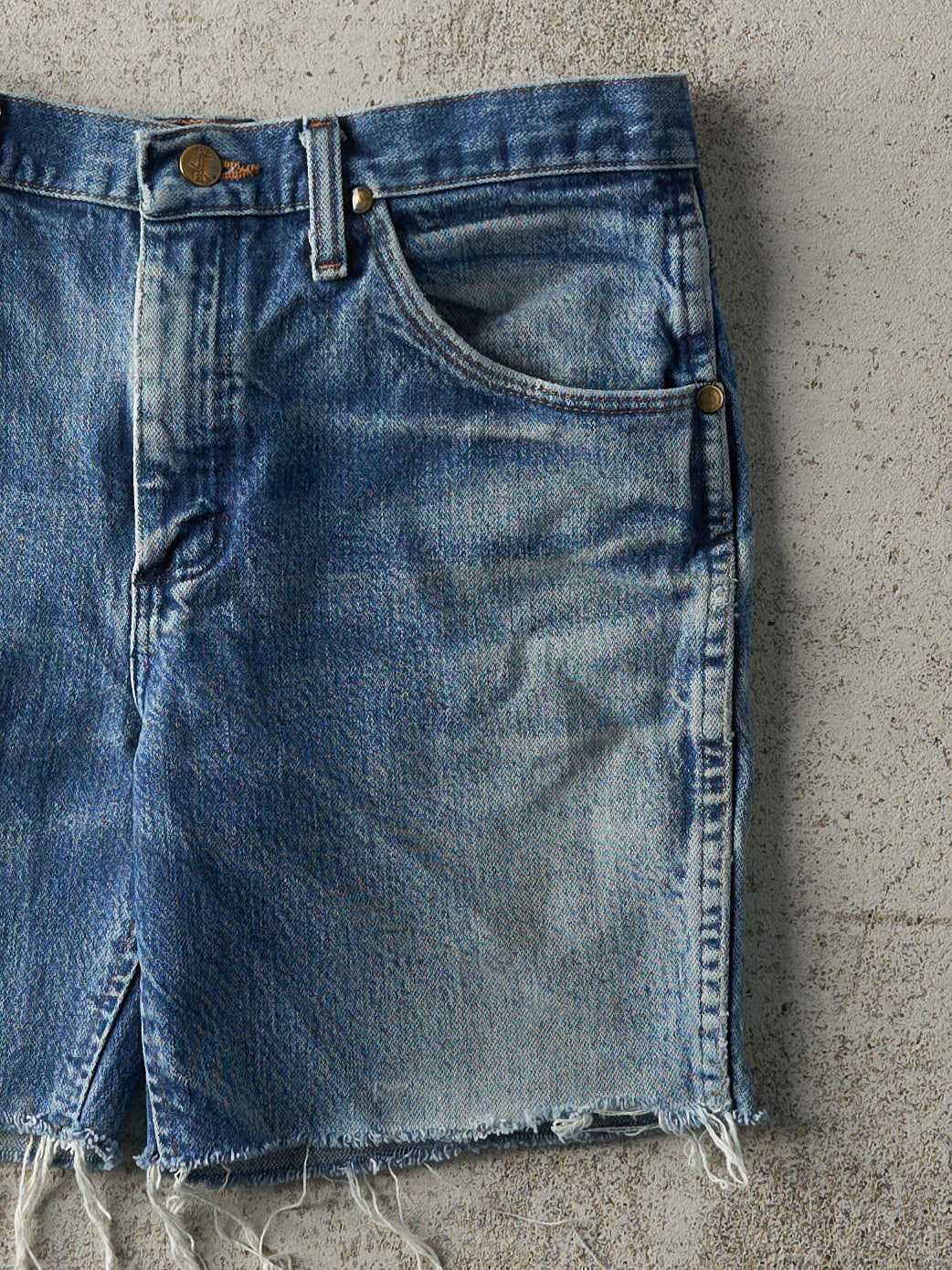 Vintage Y2K Mid Wash Wrangler Cut Off Jean Shorts (31x6.5)