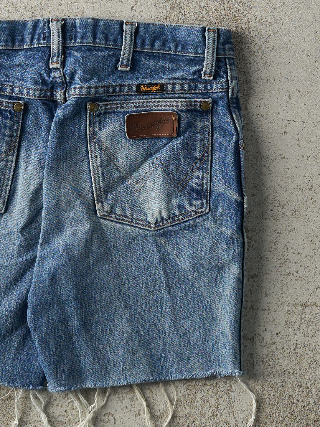 Vintage Y2K Mid Wash Wrangler Cut Off Jean Shorts (31x6.5)