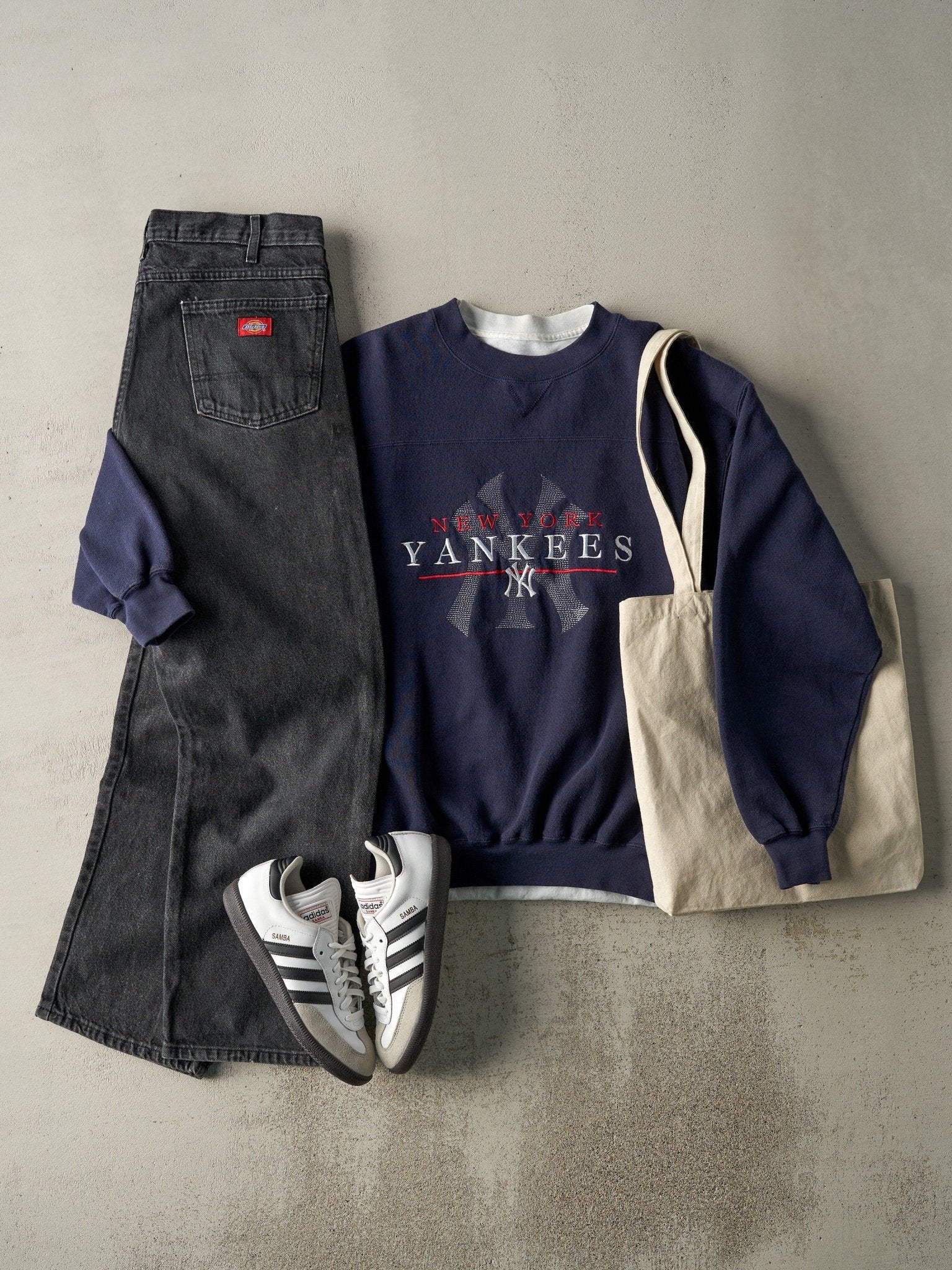 Vintage 90s Navy Blue Embroidered New York Yankees Crewneck (L)