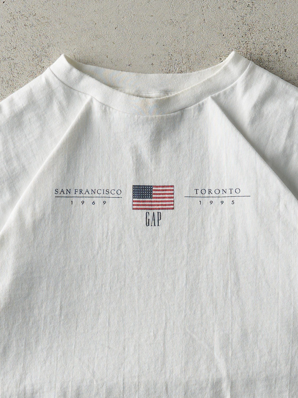 Vintage 95' White Gap Logo Tee (L)