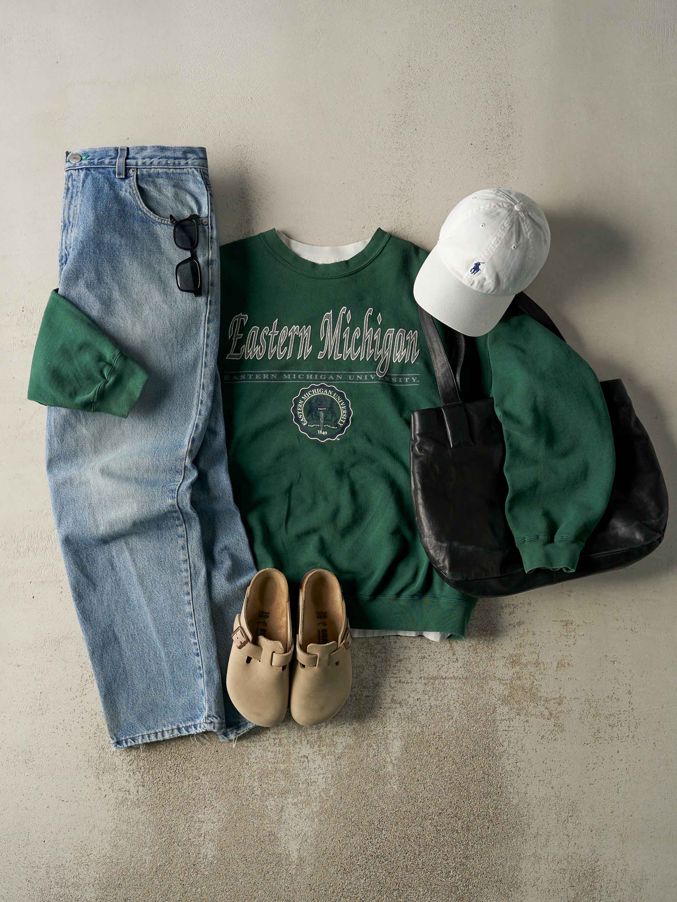 Vintage 90s Light Wash Tommy Hilfiger Jeans (35x30.5)