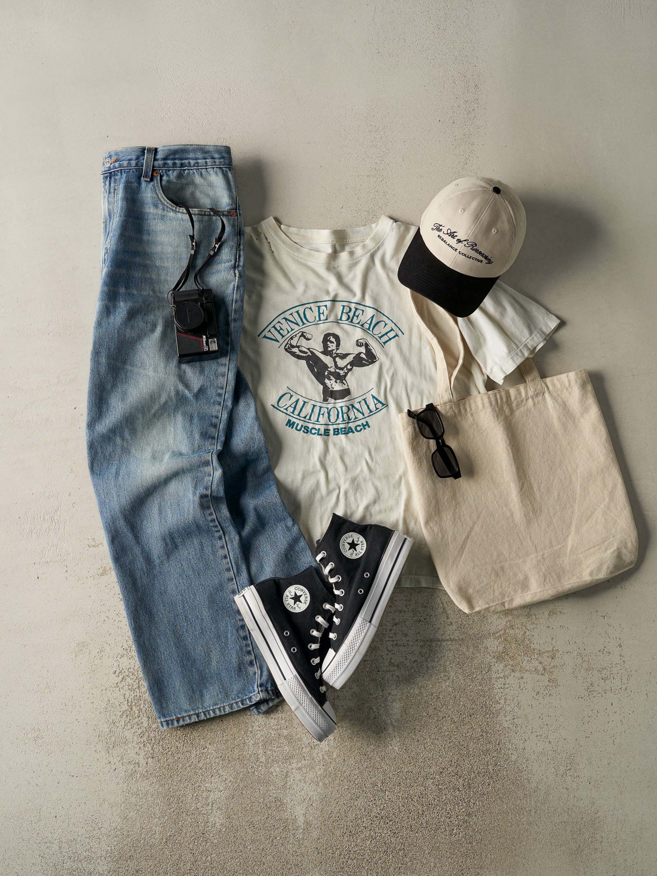 Vintage Y2K Light Wash Levi's Slim Fit Jeans (35.5x30.5)