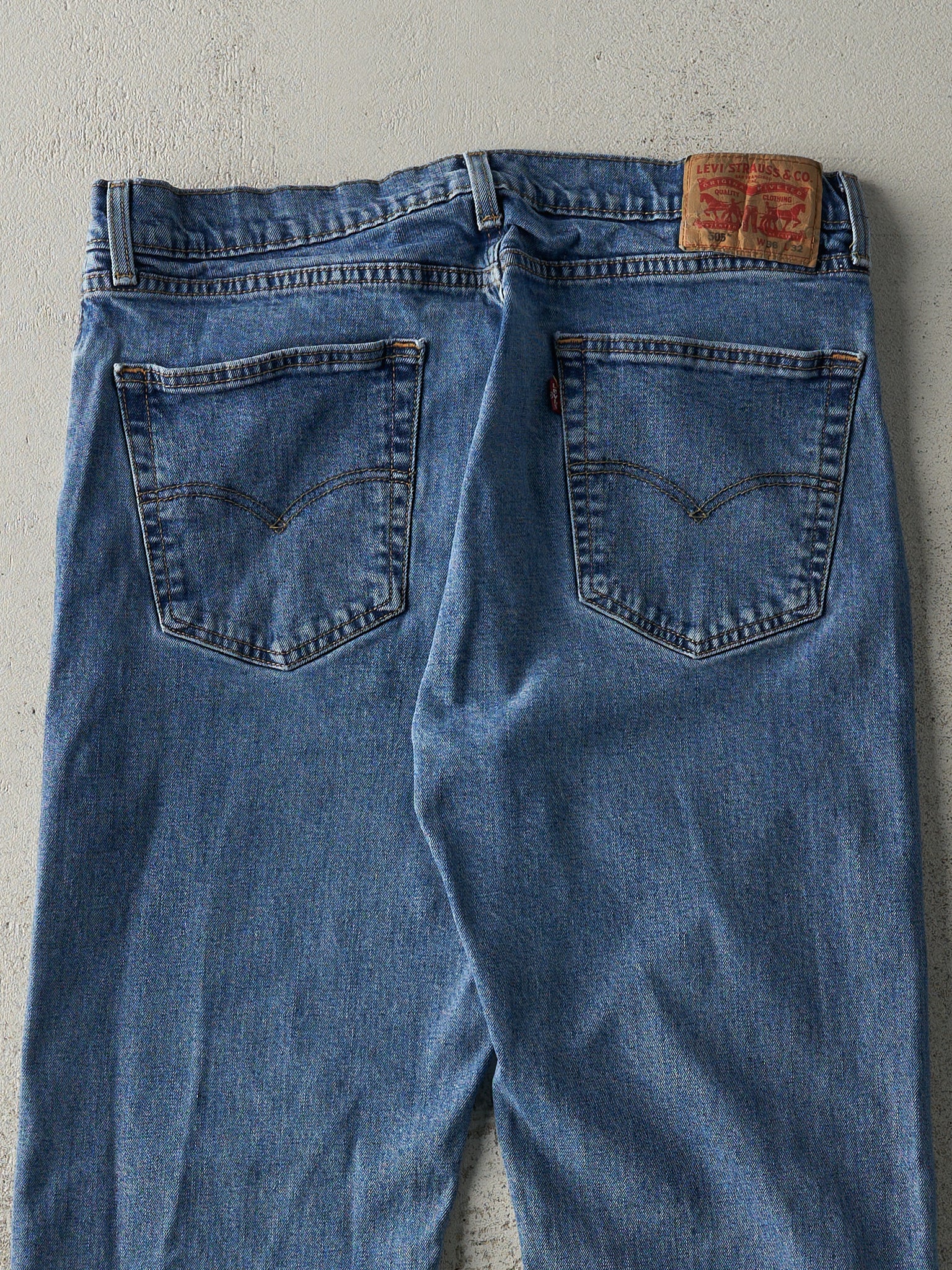 Vintage Y2K Mid Wash Levi's 505 Jeans (33x30.5)