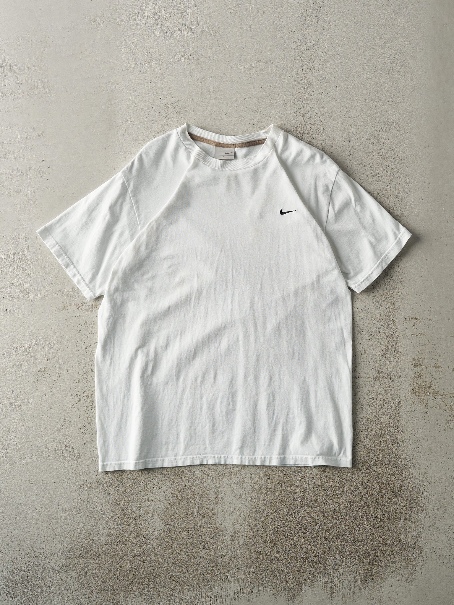 Vintage Y2K White Nike Swoosh Embroidered Tee (M)