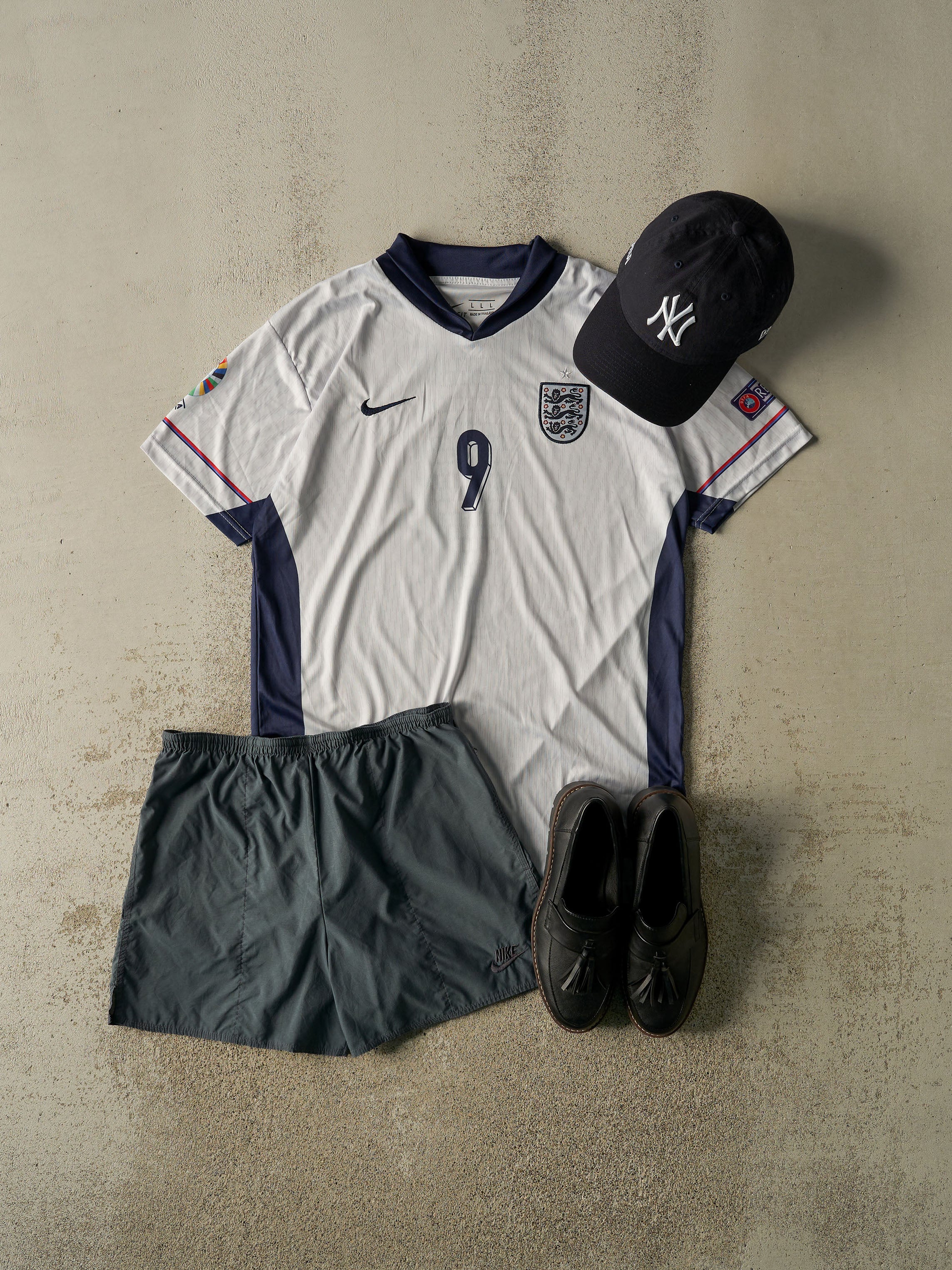 Vintage Y2K White England #9 Kane Soccer Jersey (L)