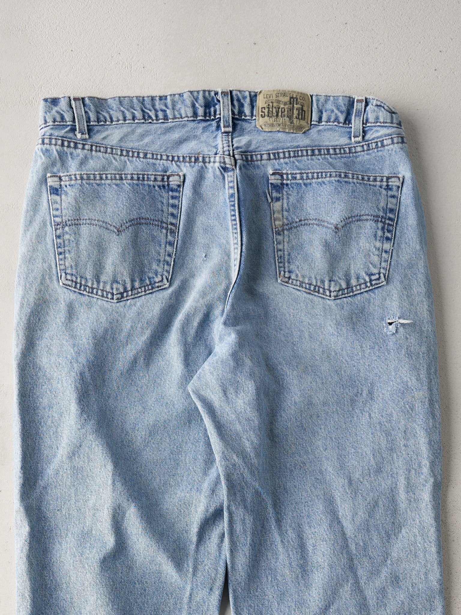 Vintage 90s Light Wash Silver Tab Relaxed Fit Levis Jeans (36x28)