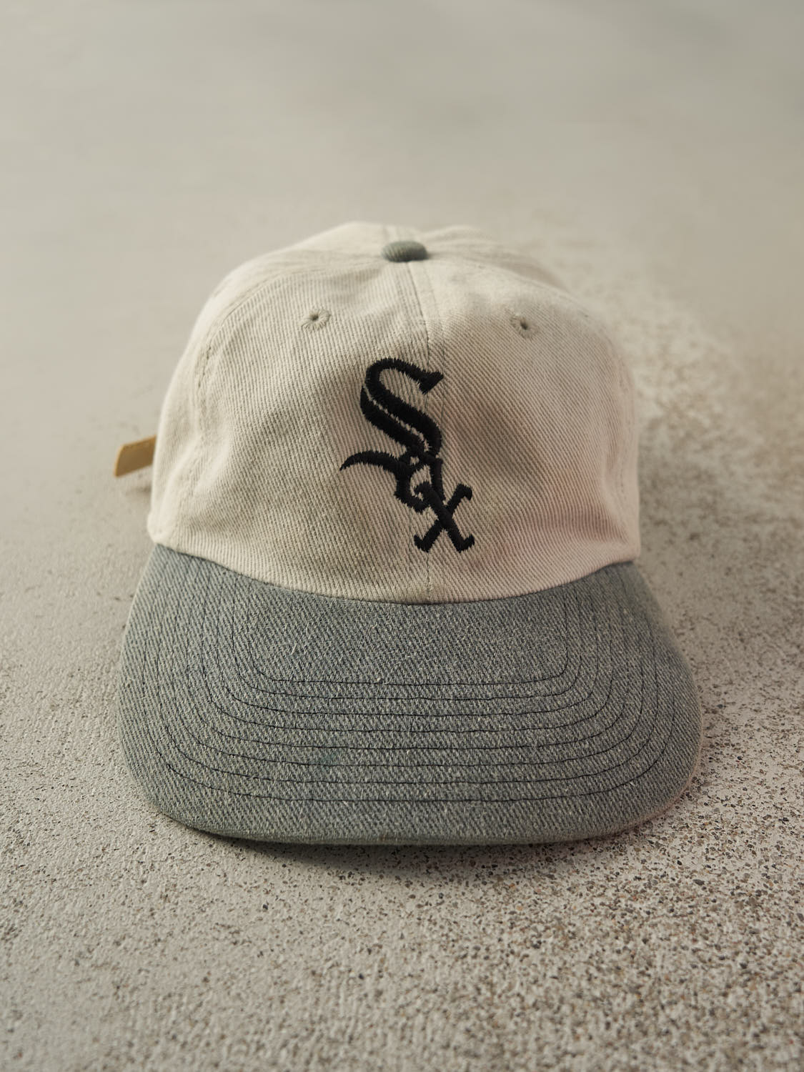 Vintage 90s Beige & Grey Chicago White Sox Embroidered Strapback Hat