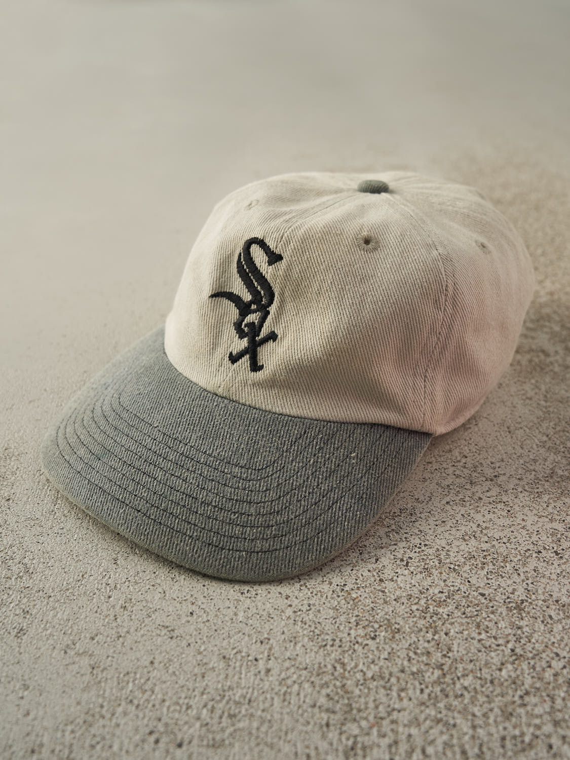 Vintage 90s Beige & Grey Chicago White Sox Embroidered Strapback Hat