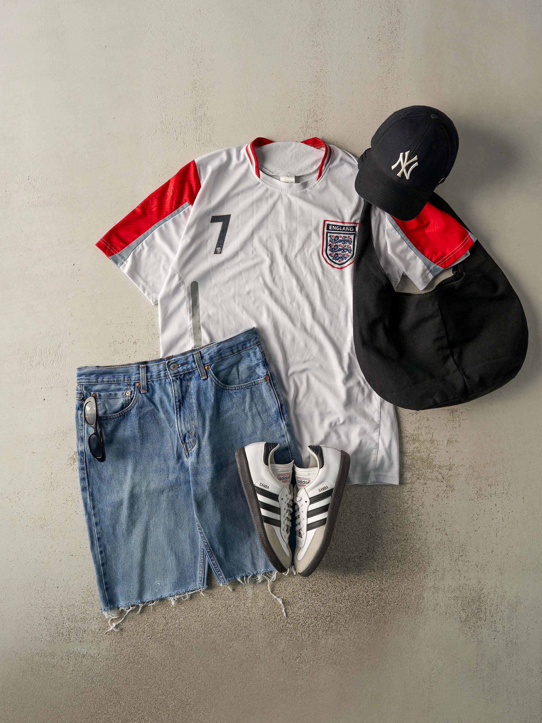 Vintage Y2K White & Red England #7 David Beckham Soccer Jersey (XL/XXL)