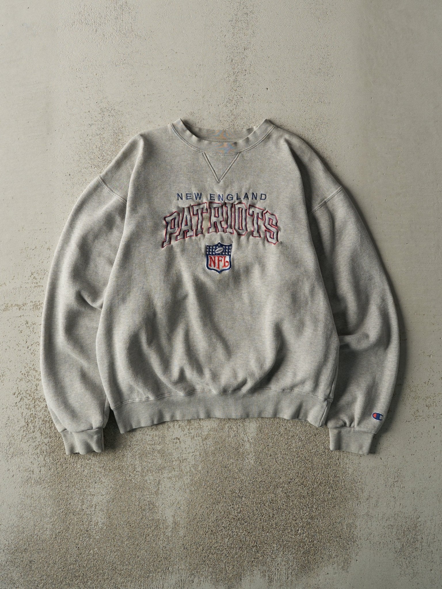 Vintage 90s Grey Embroidered New England Patriots Crewneck (M)