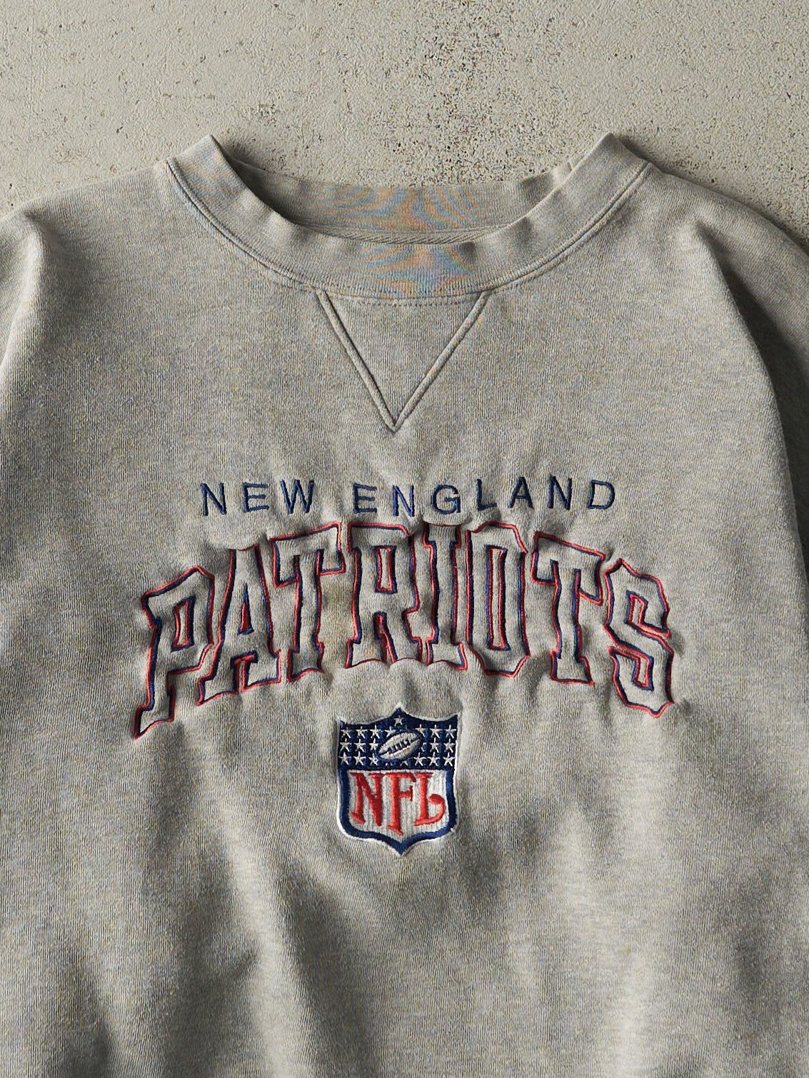 Vintage 90s Grey Embroidered New England Patriots Crewneck (M)