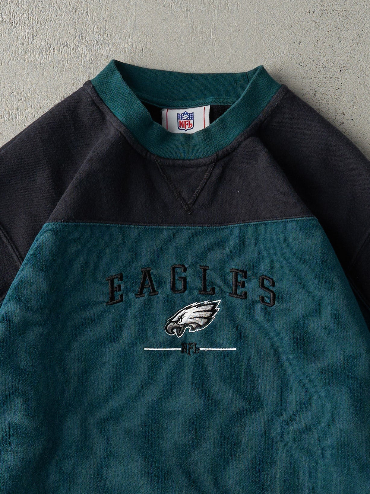 Vintage Y2K Green Embroidered Philadelphia Eagles Two Tone Crewneck (M)