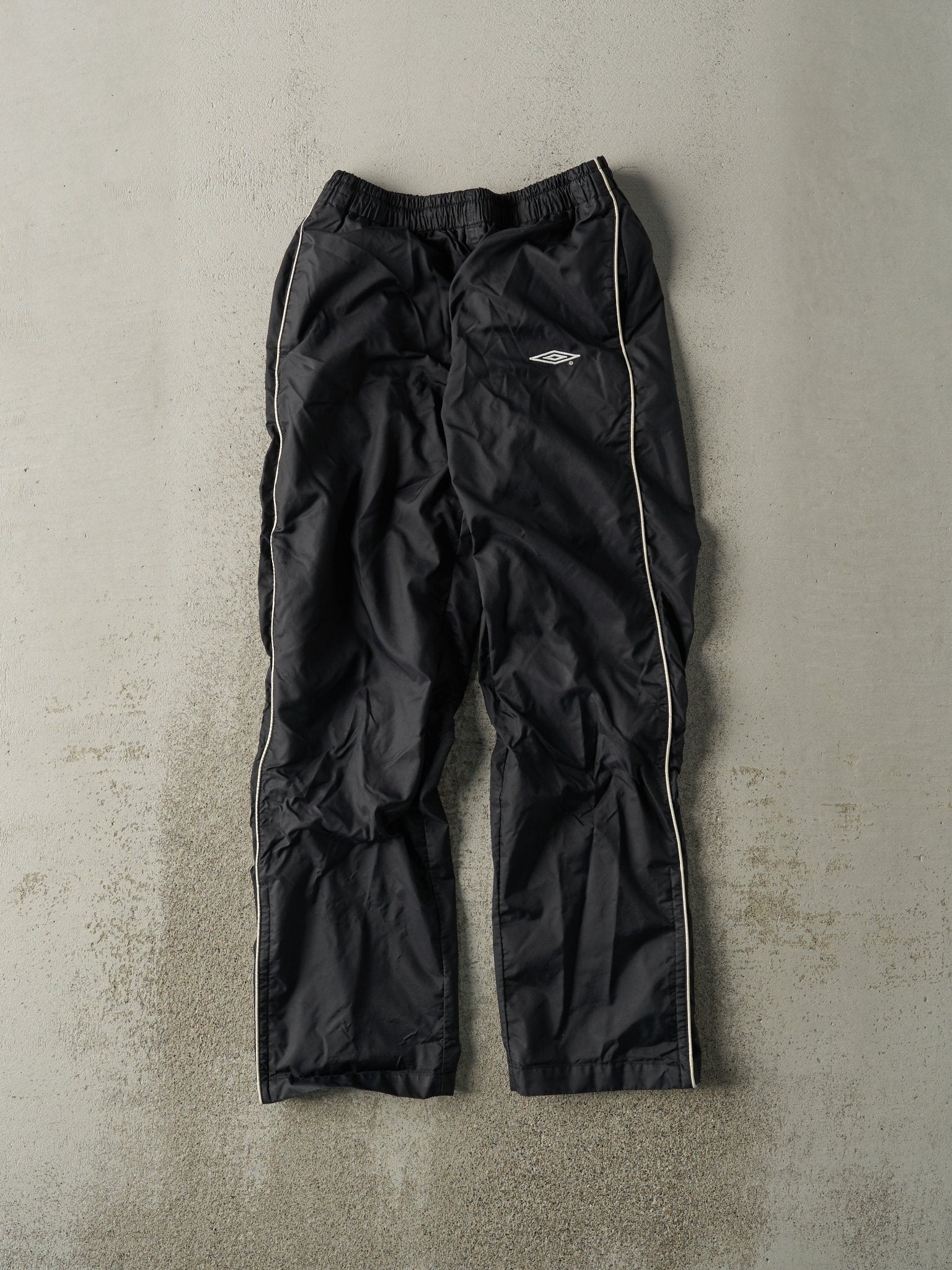 Vintage 90s Black Umbro Windbreaker Pants (26x27.5)