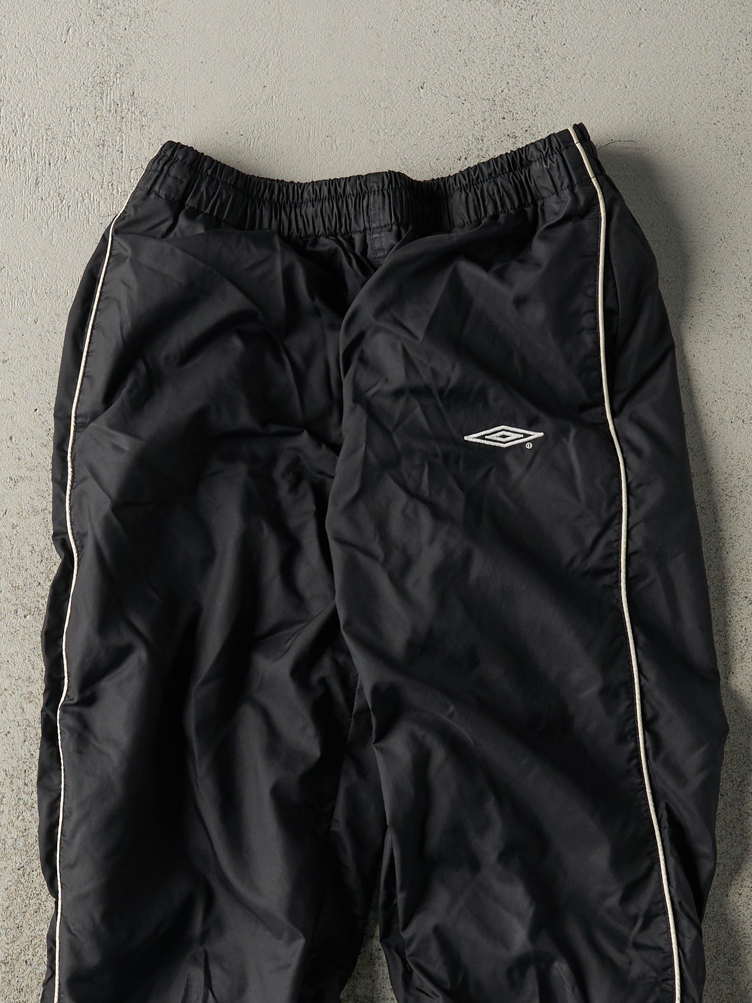 Vintage 90s Black Umbro Windbreaker Pants (26x27.5)