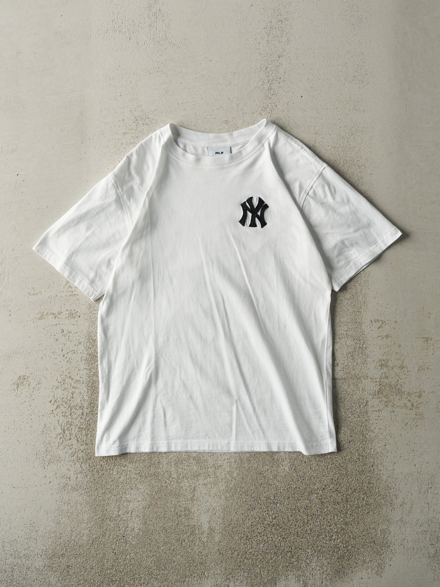 Vintage Y2K White Embroidered New York Yankees Tee (M)