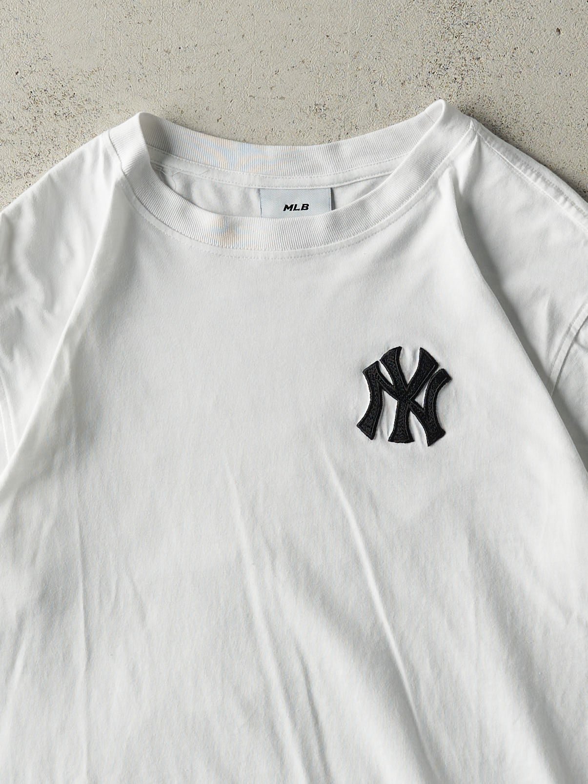 Vintage Y2K White Embroidered New York Yankees Tee (M)