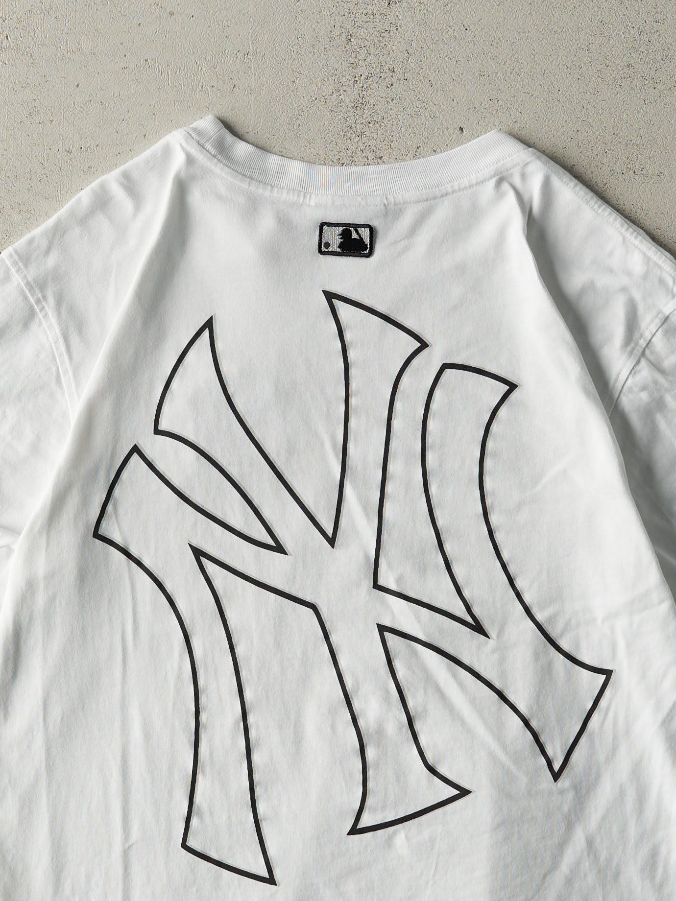 Vintage Y2K White Embroidered New York Yankees Tee (M)