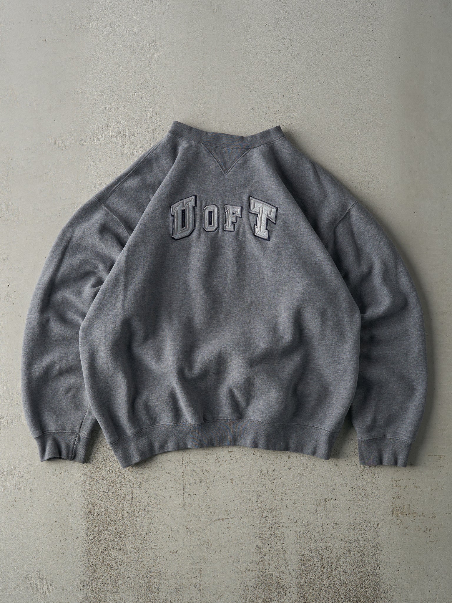 Vintage Y2K Grey University of Toronto Embroidered Crewneck (L)