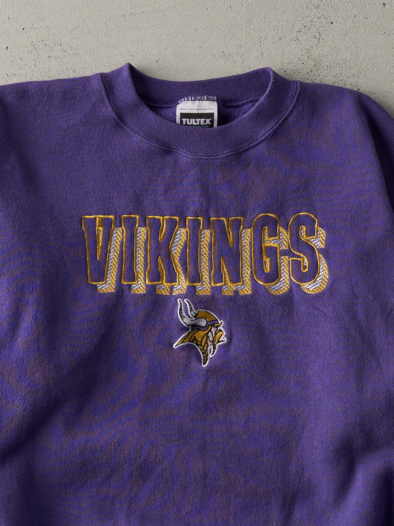 Vintage 90s Purple Embroidered Minnesota Vikings NFL Crewneck (M)