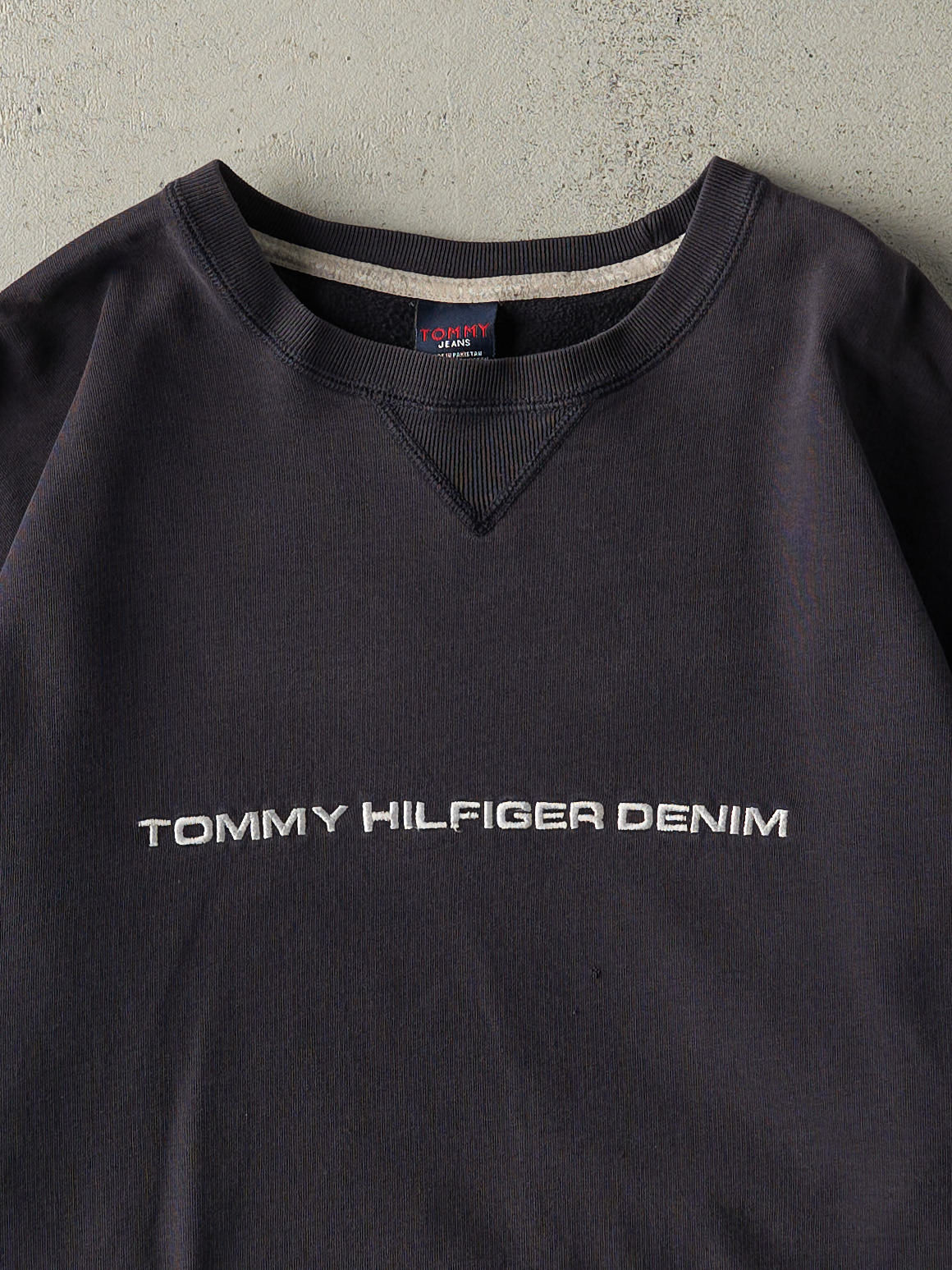Vintage Y2K Navy Blue Embroidered Tommy Hilfiger Denim Crewneck (XL/XXL)