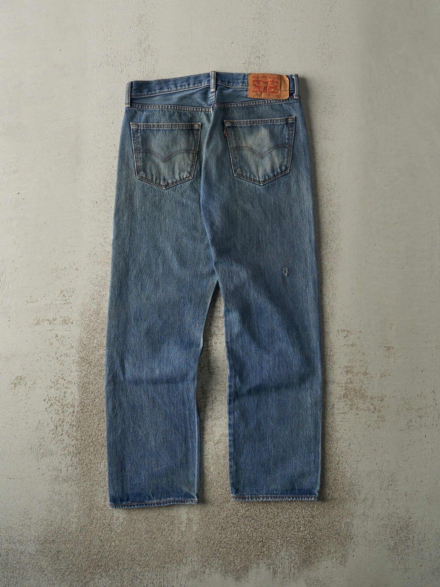 Vintage Y2K Mid Wash Levi's 501 Jeans (32x28)