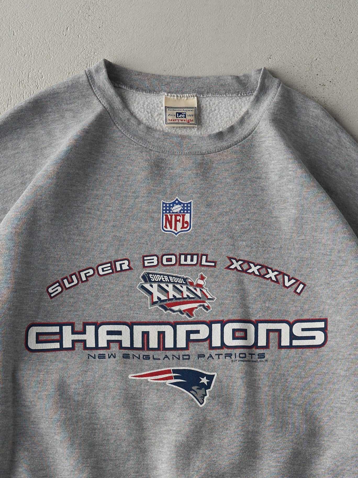 Vintage 02' Heather Grey New England Patriots Super Bowl Champions Crewneck (XL)