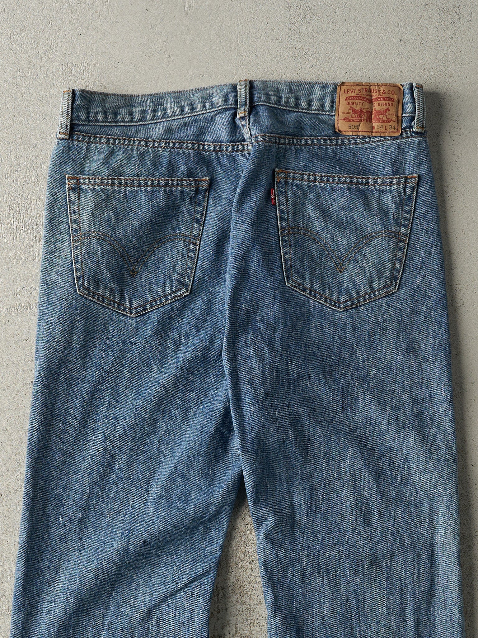 Vintage Y2K Mid Wash Levi's 505 Jeans (35.5x33)