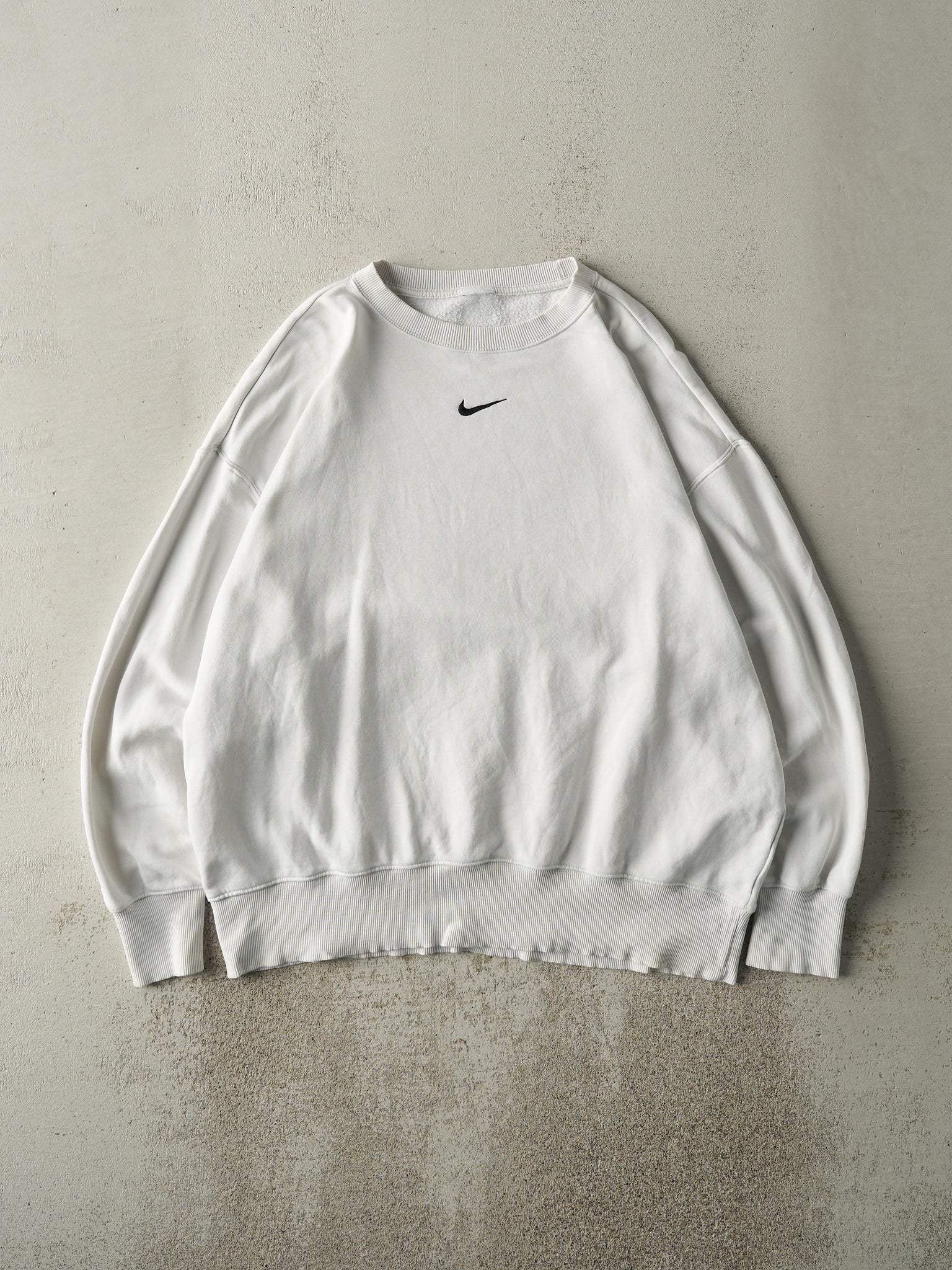 Vintage Y2K White Nike Centre Swoosh Embroidered Crewneck (XL/XXL)