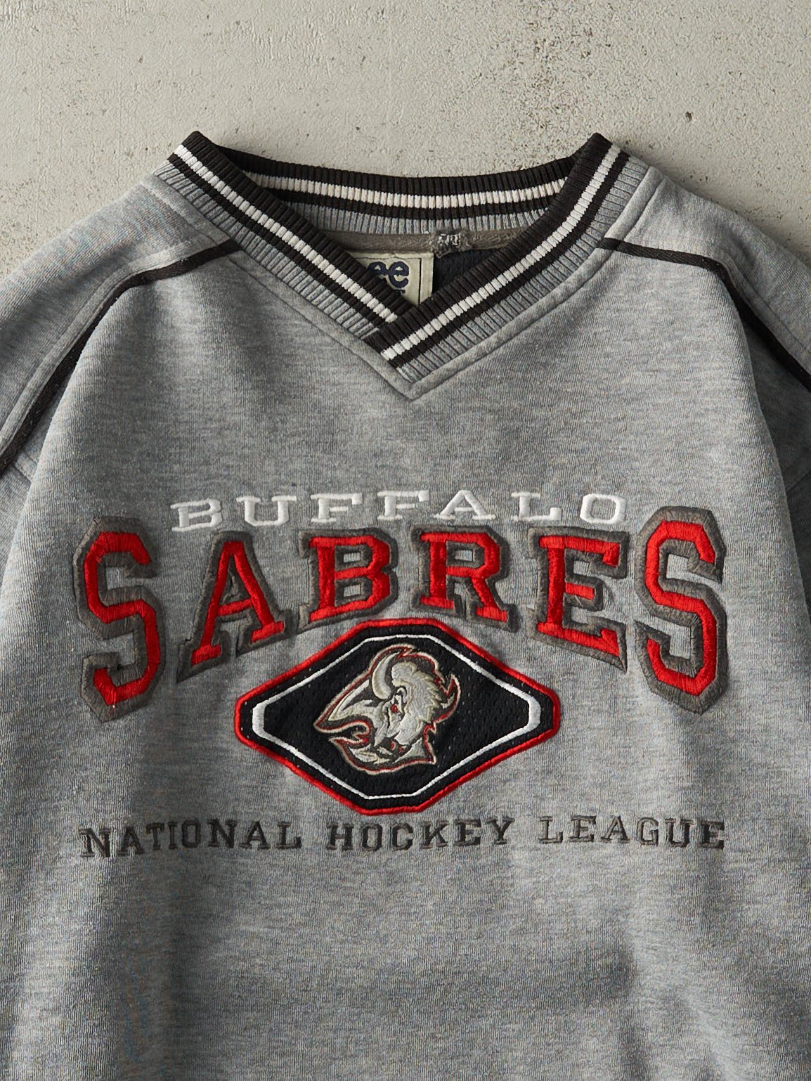 Vintage 90s Grey Embroidered Buffalo Sabres Crewneck (M)