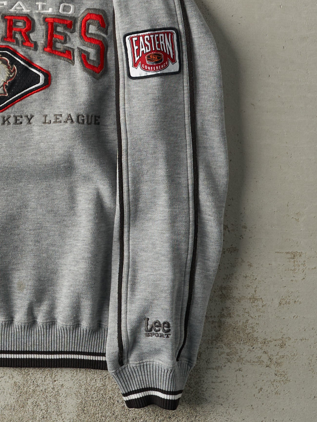 Vintage 90s Grey Embroidered Buffalo Sabres Crewneck (M)