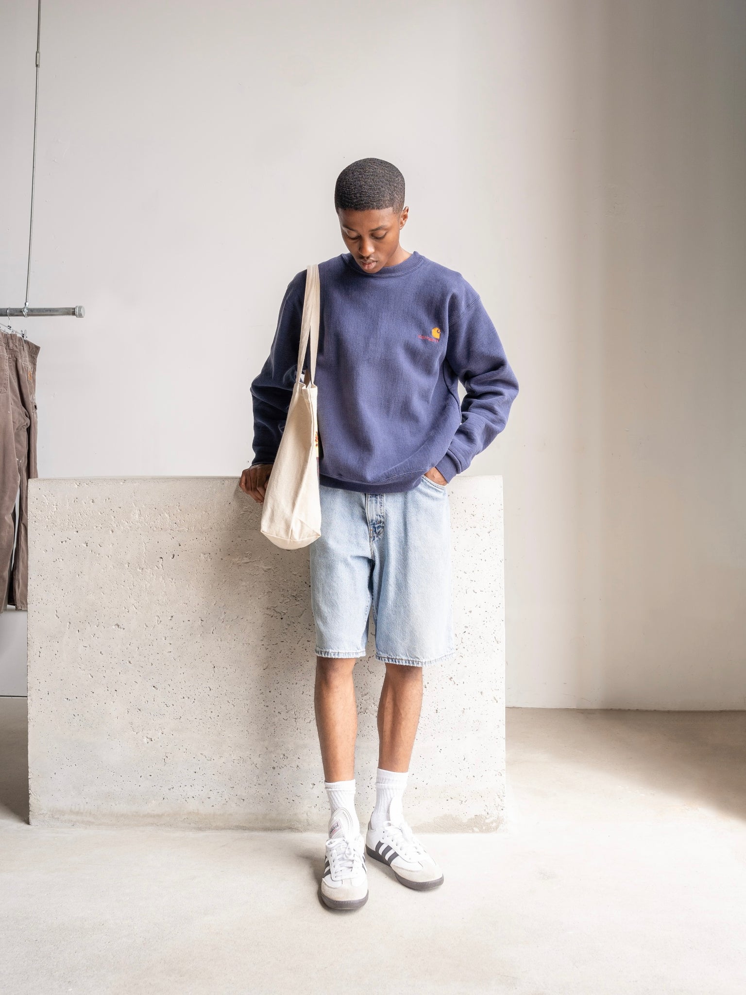 Vintage 90s Navy Carhartt Embroidered Logo Crewneck (L)