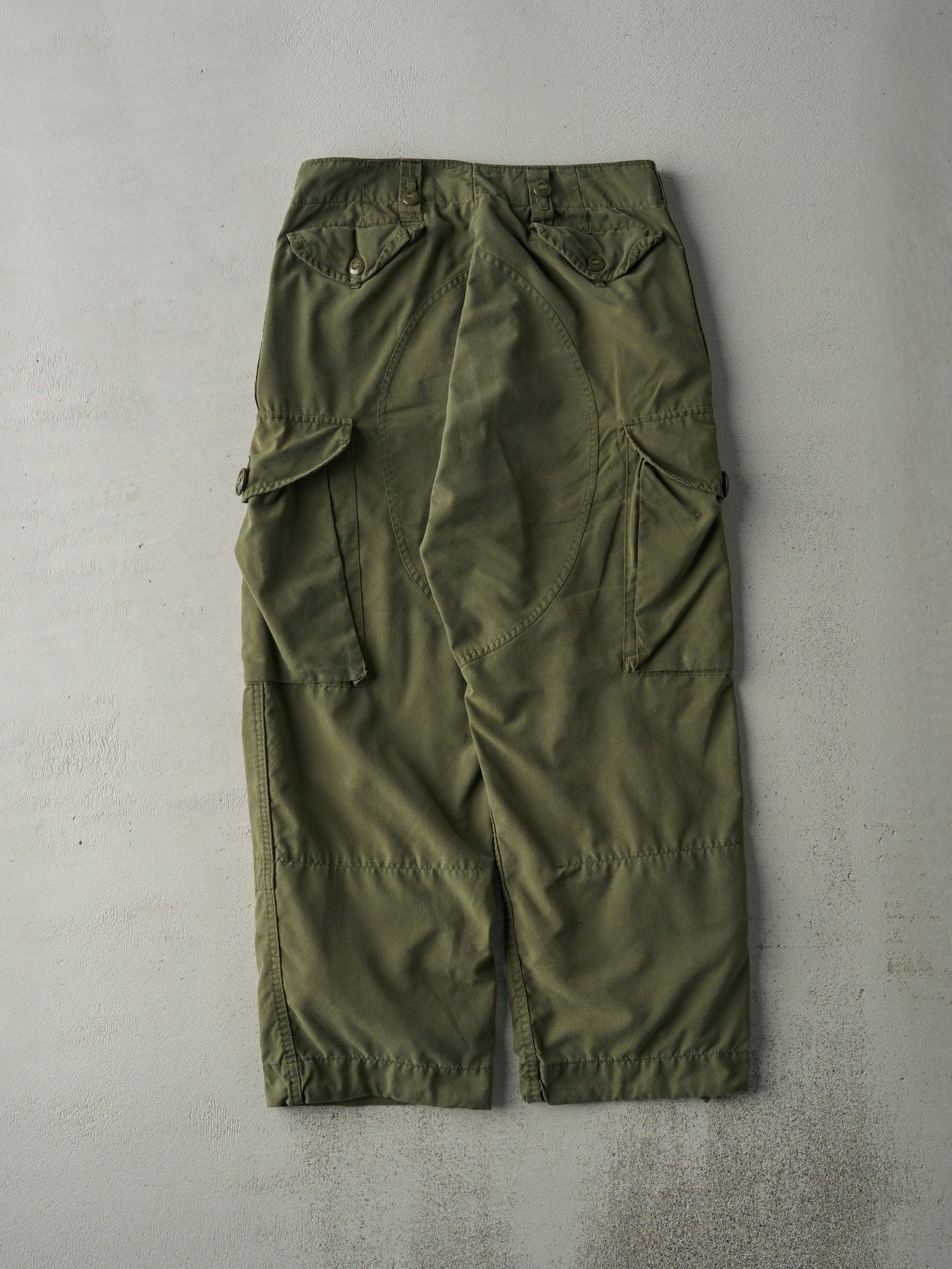 Vintage 98' Army Green Parachute Pants (33.5x26.5)